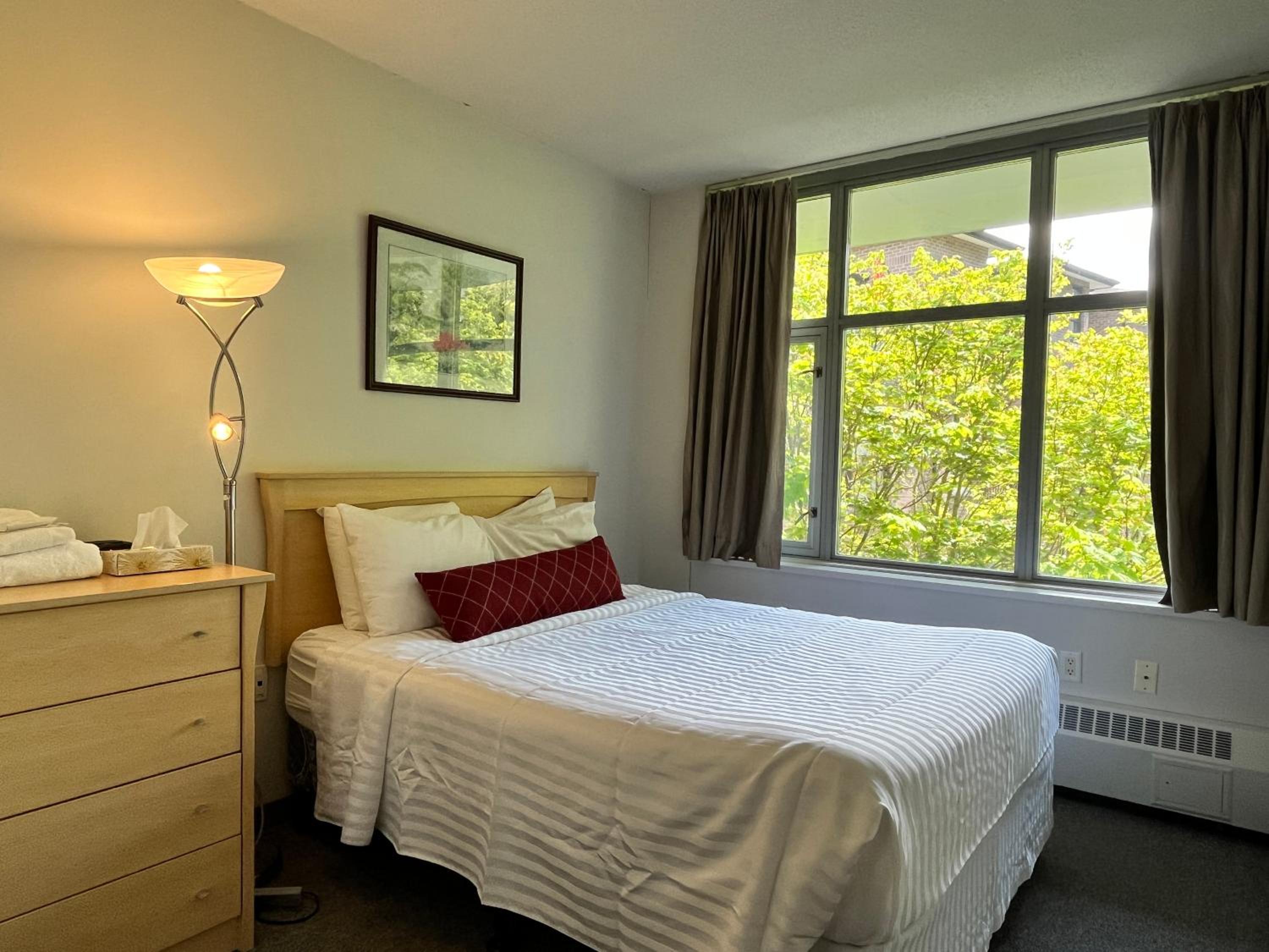 One-Bedroom Suite With Shower Tub