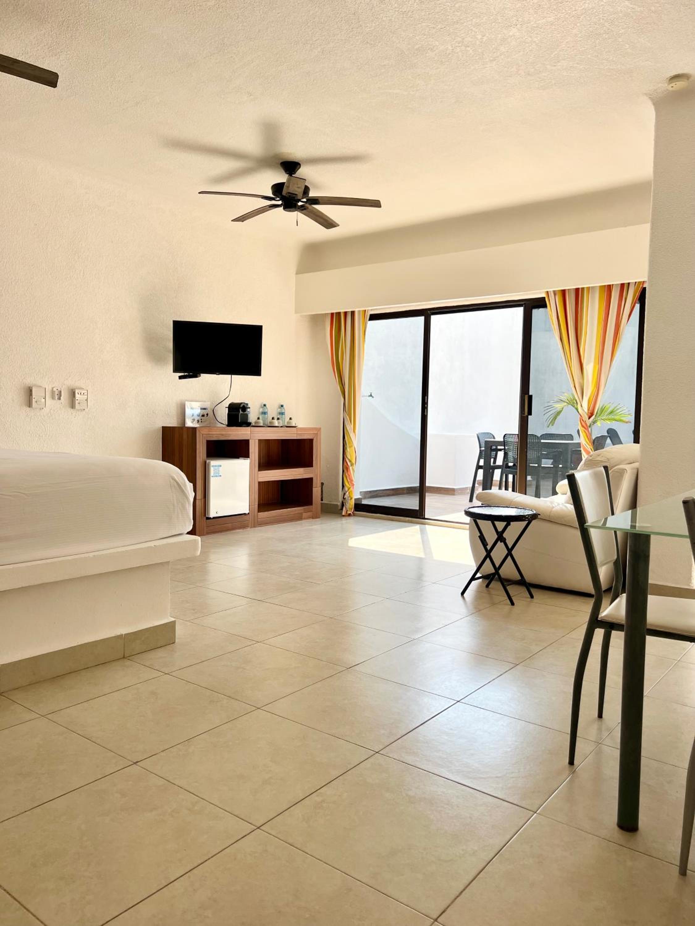 Deluxe Family Suite - Photo 20