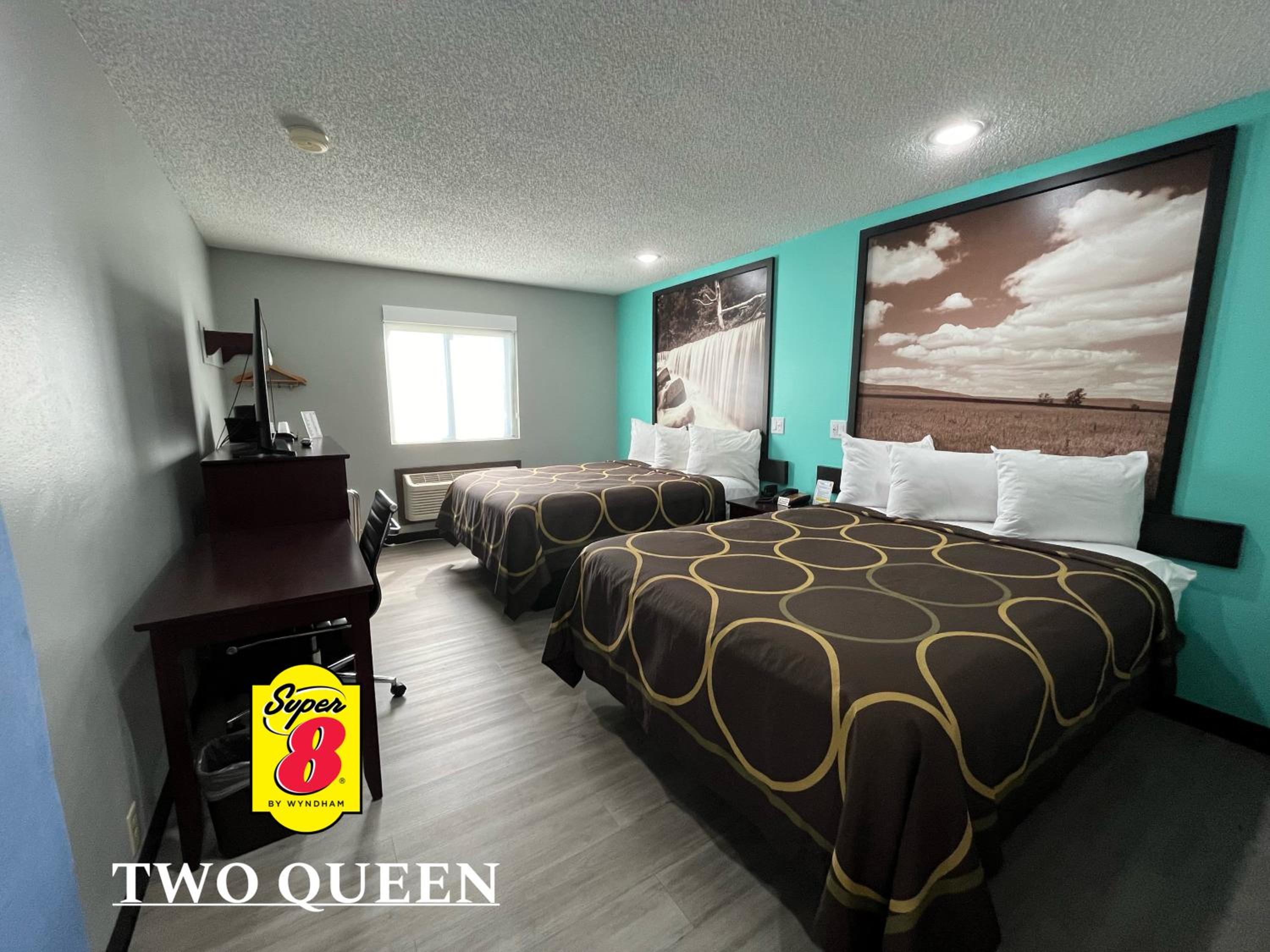 Queen Room with Two Queen Beds - Non-Smoking - Photo 5