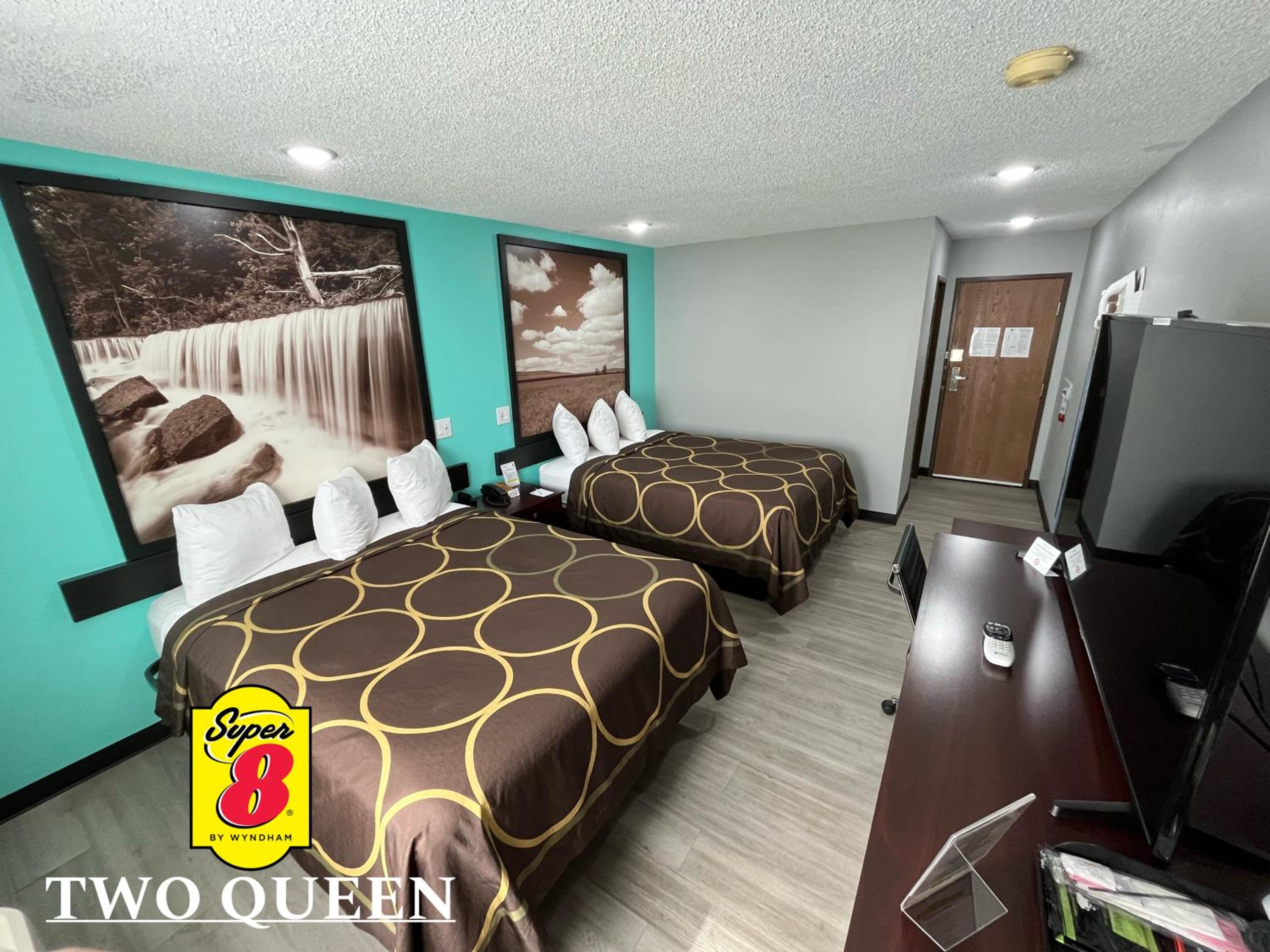 Queen Room with Two Queen Beds - Non-Smoking - Photo 4