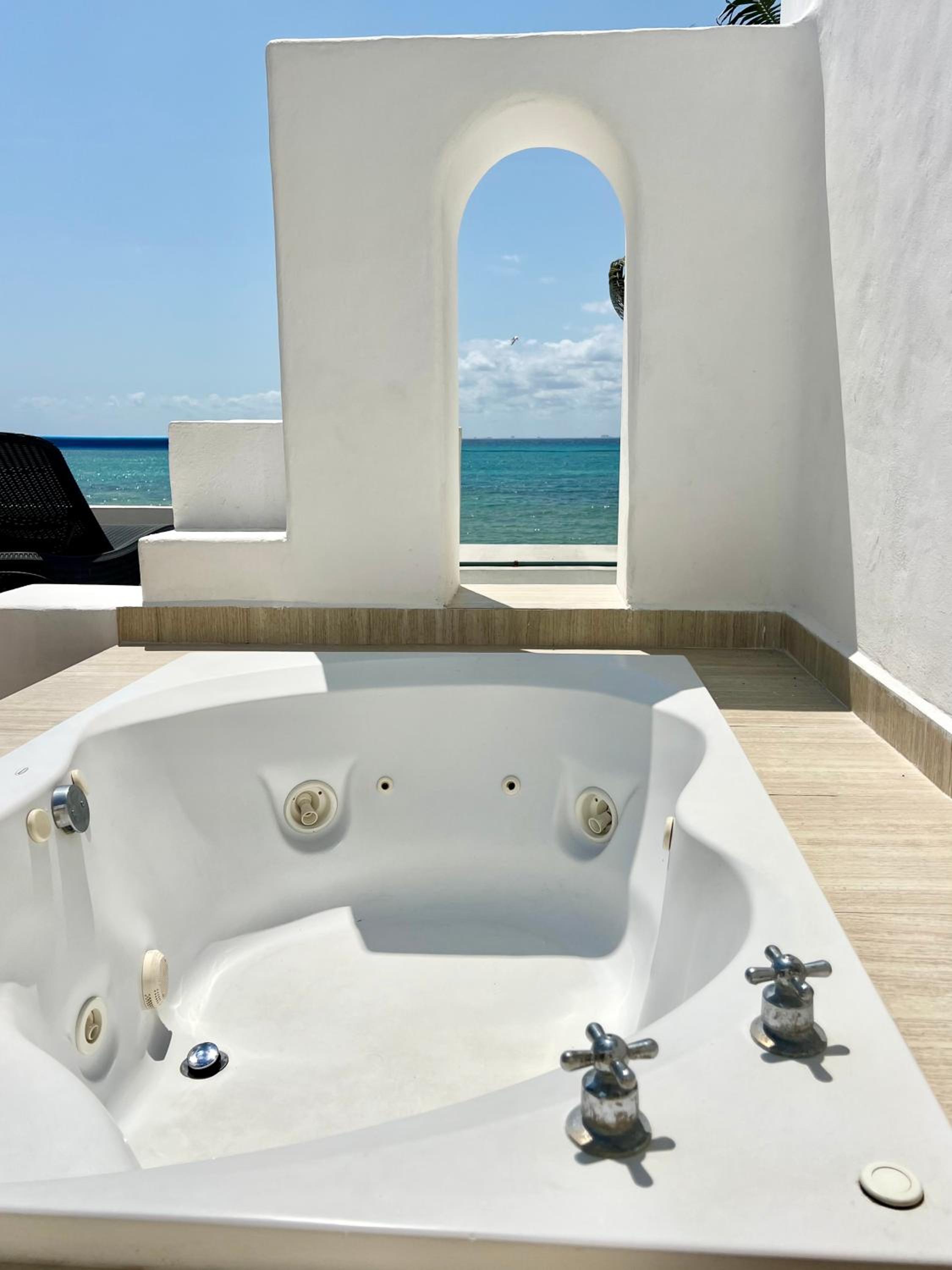 Honeymoon Suite 218 - Photo 18