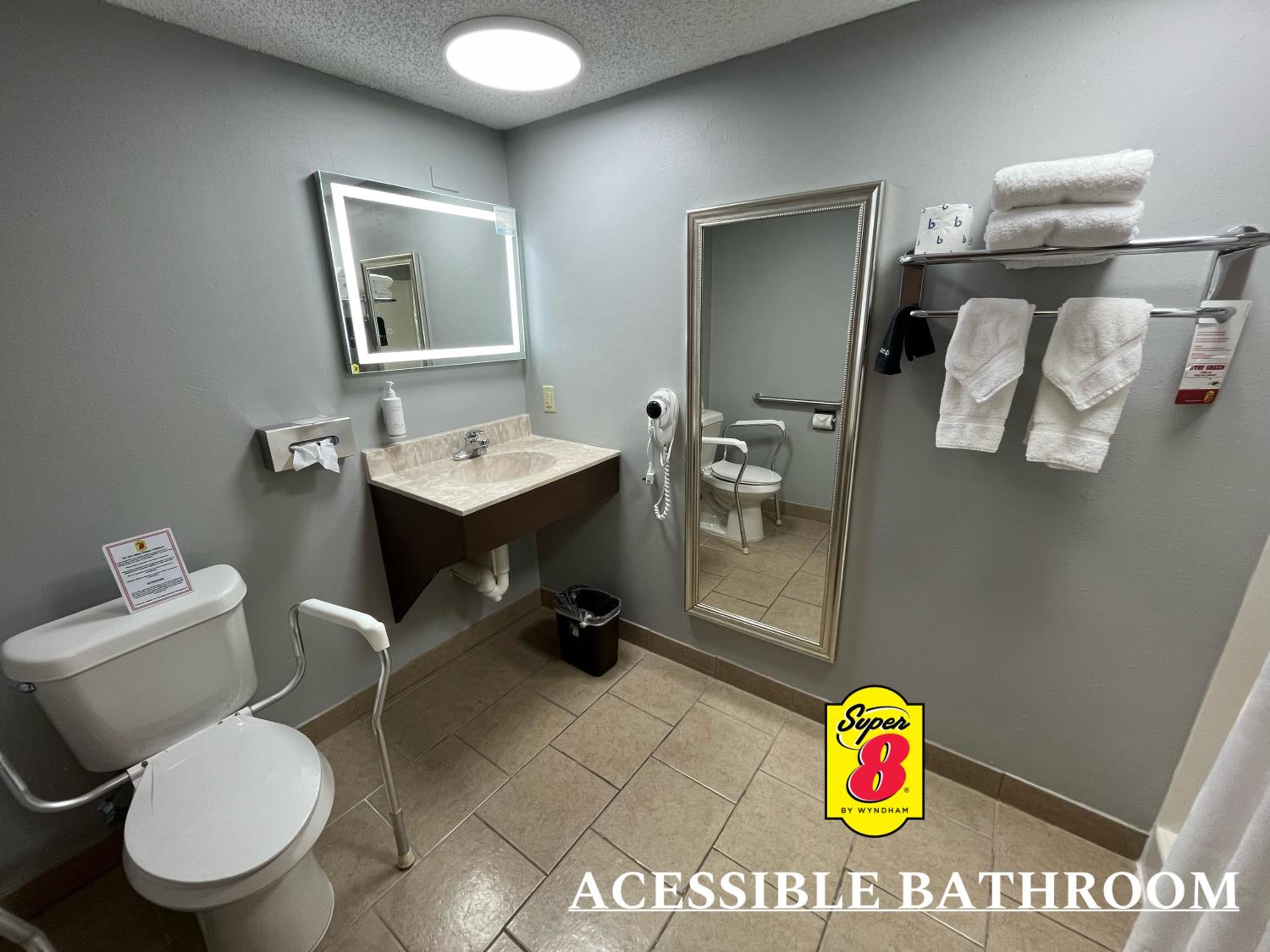 Queen Room - Mobility Access/Non-Smoking - Photo 4