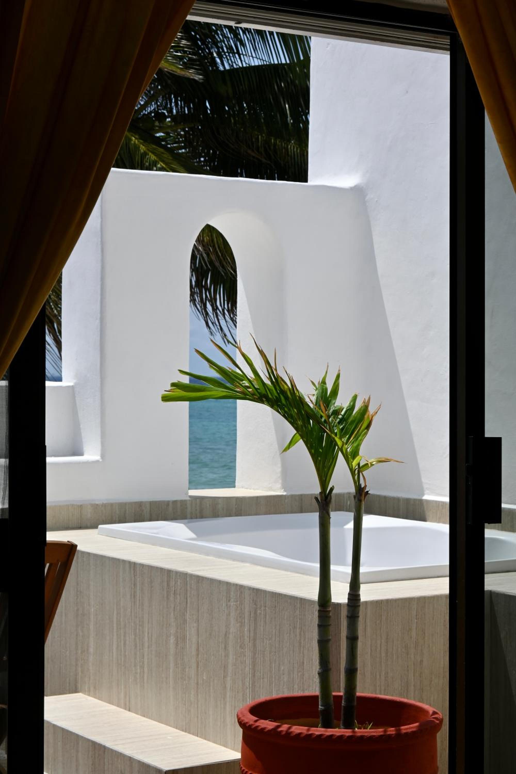 Honeymoon Suite 218 - Photo 8