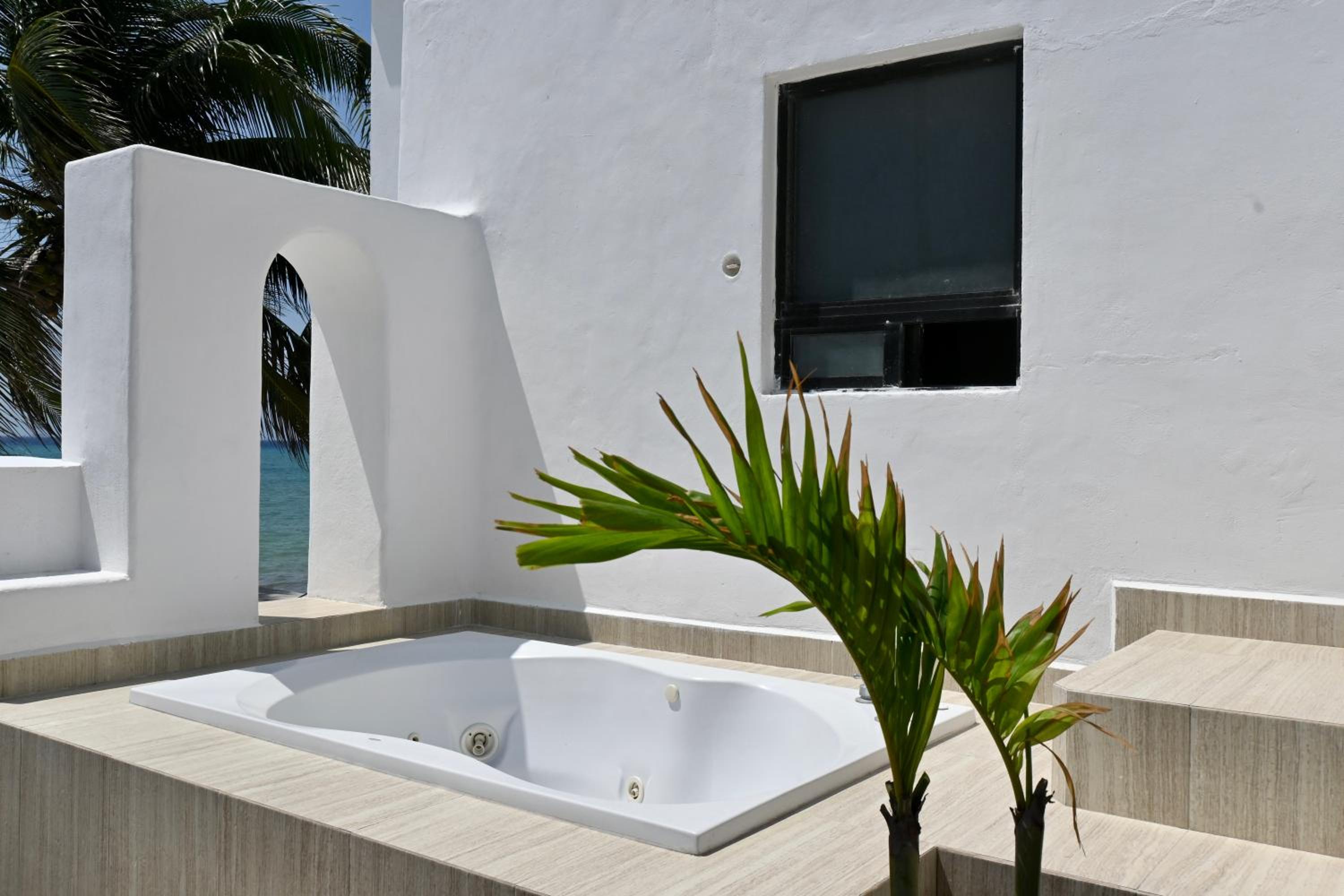 Honeymoon Suite 218 - Photo 3