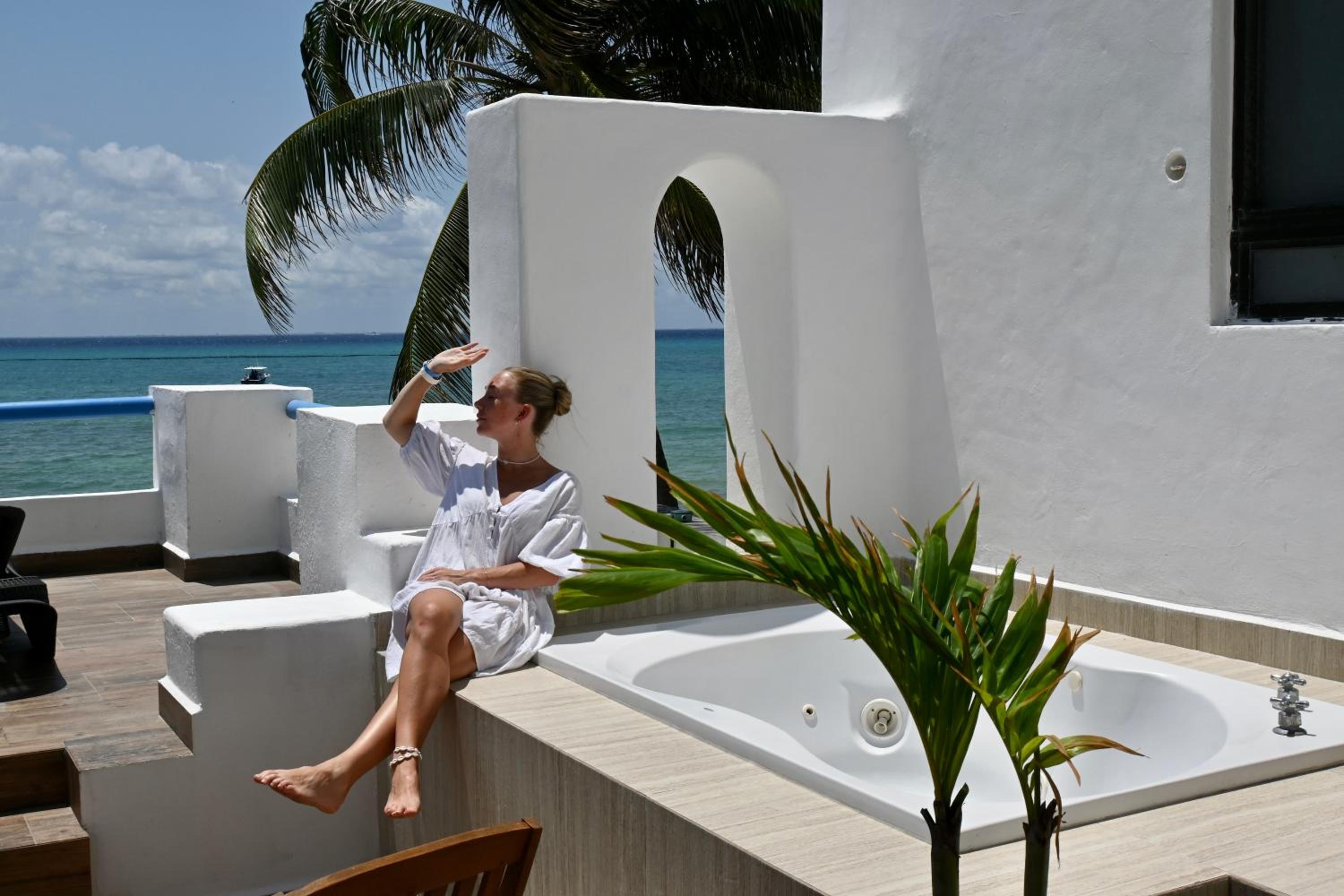 Honeymoon Suite 218 - Photo 2