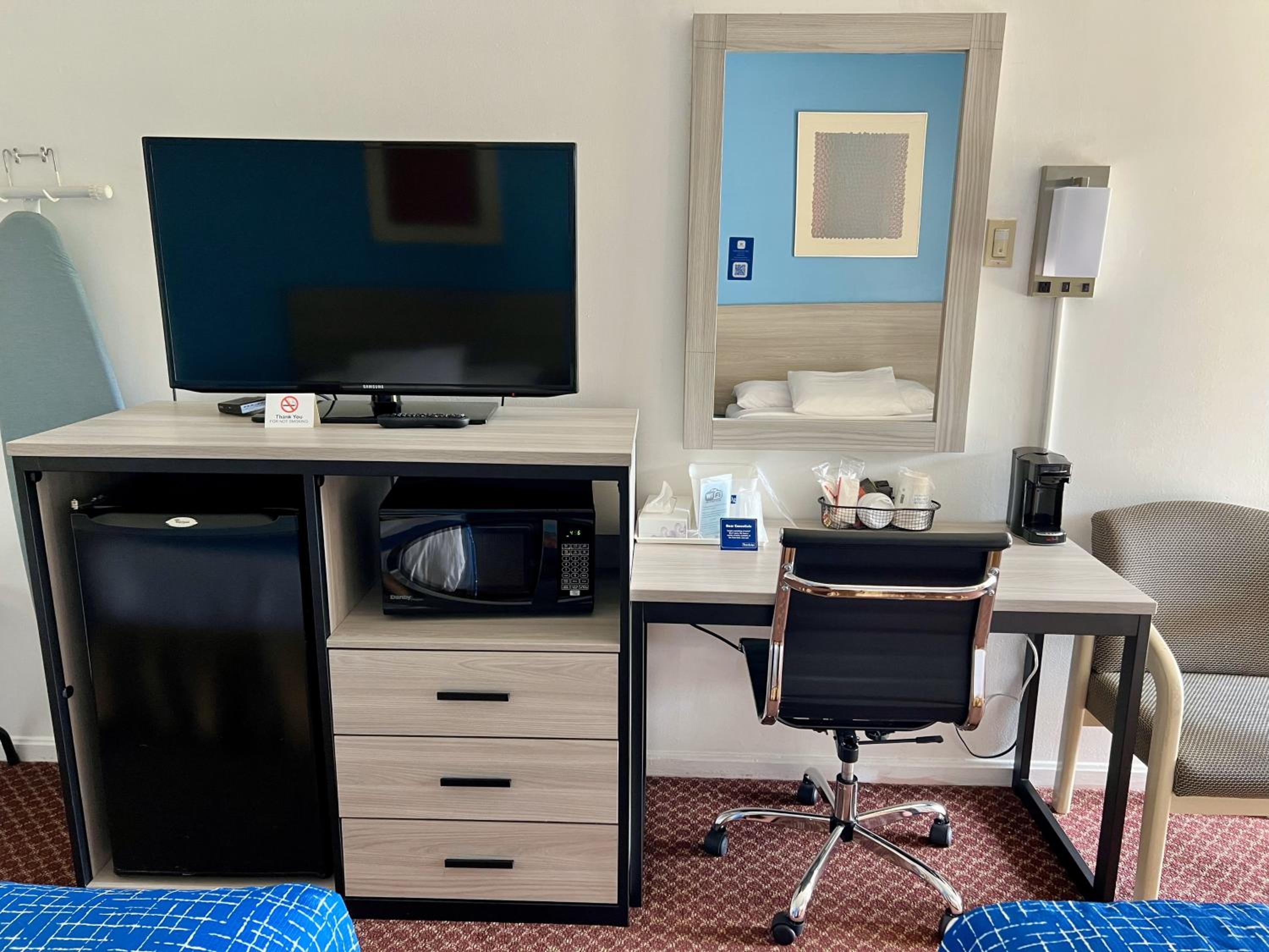 Standard Room with Two Double Beds - Non-Smoking - Photo 14