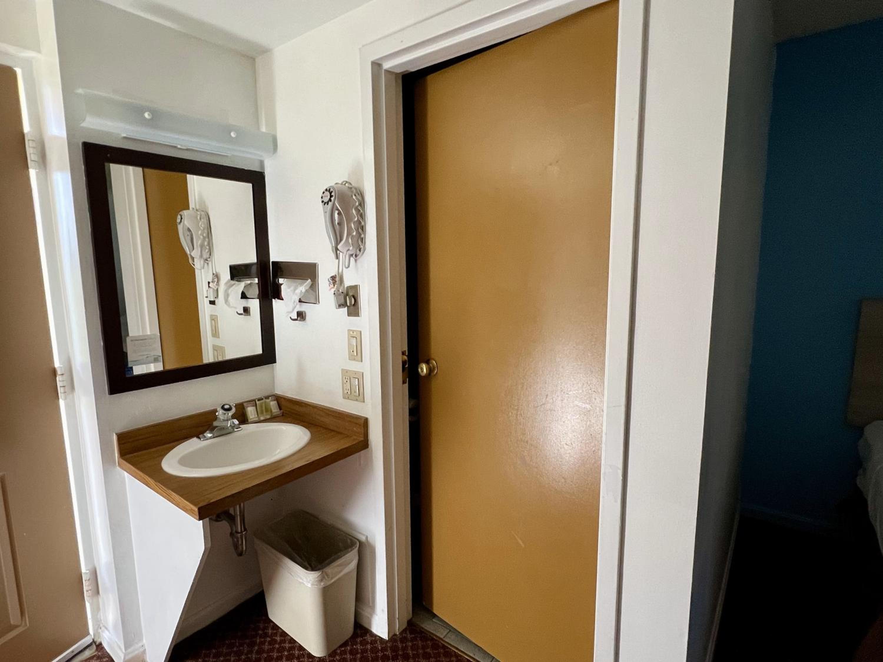 Standard Room with Two Double Beds - Non-Smoking - Photo 7