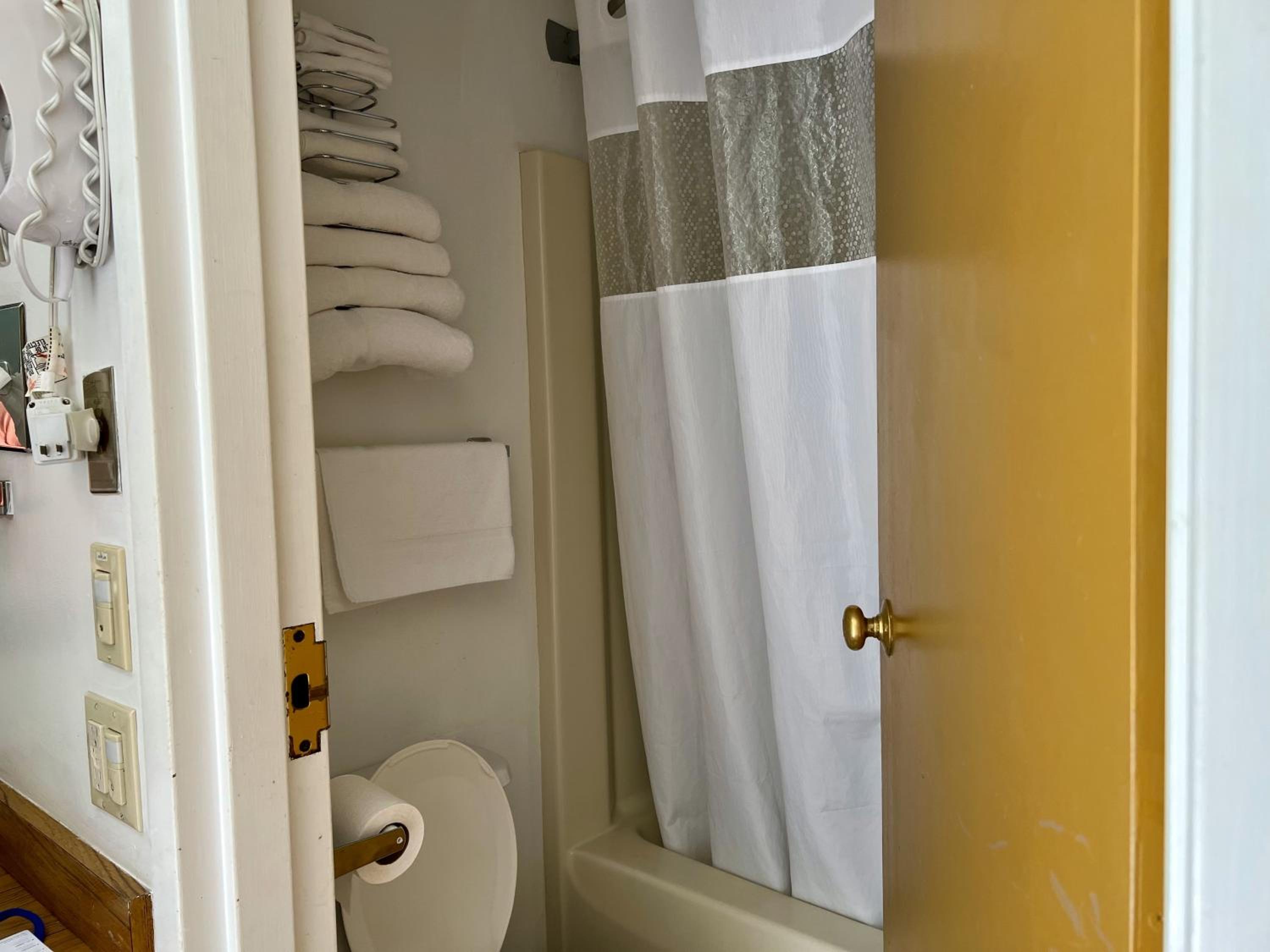 Standard Room with Two Double Beds - Non-Smoking - Photo 8