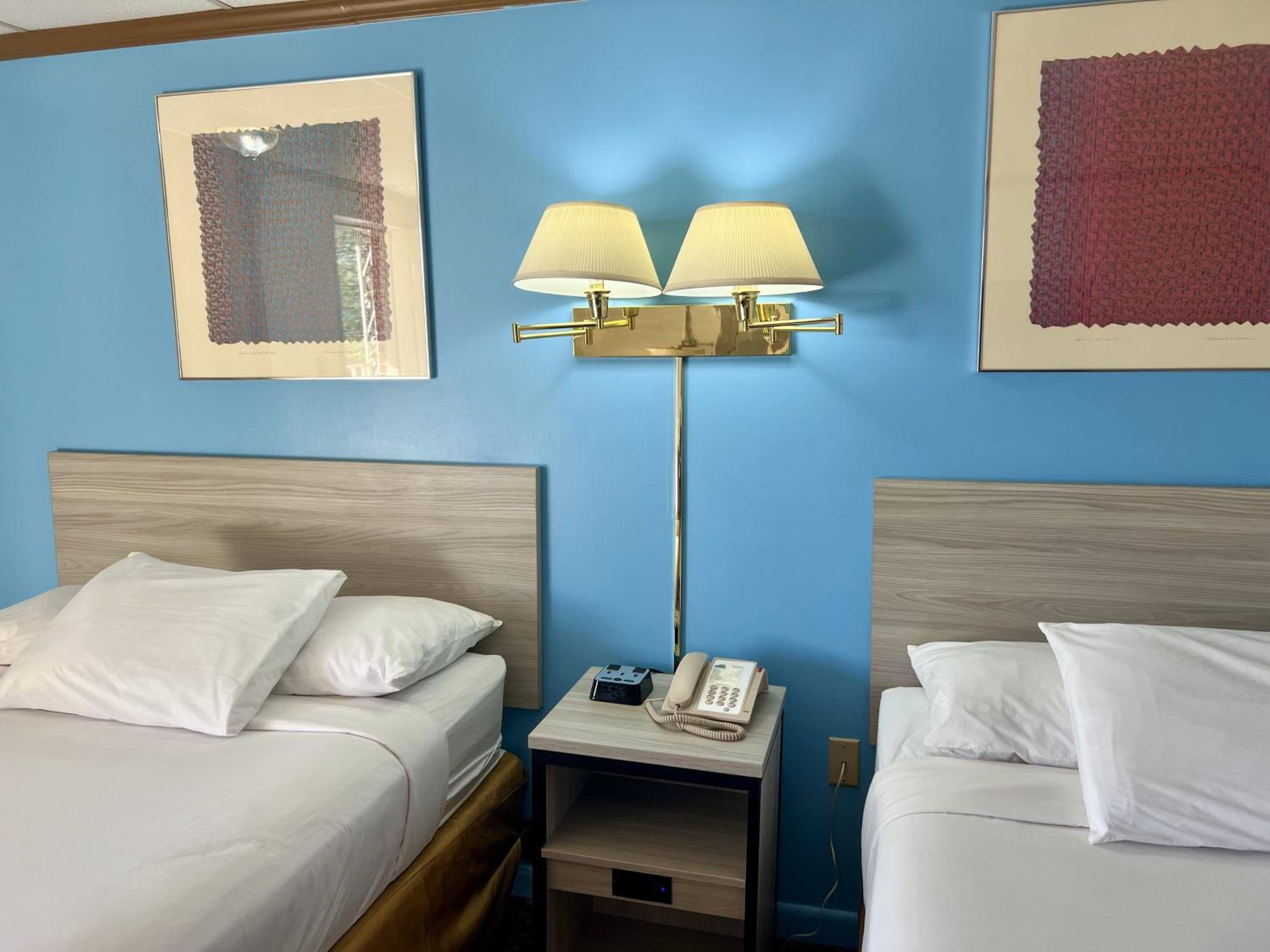 Standard Room with Two Double Beds - Non-Smoking - Photo 9