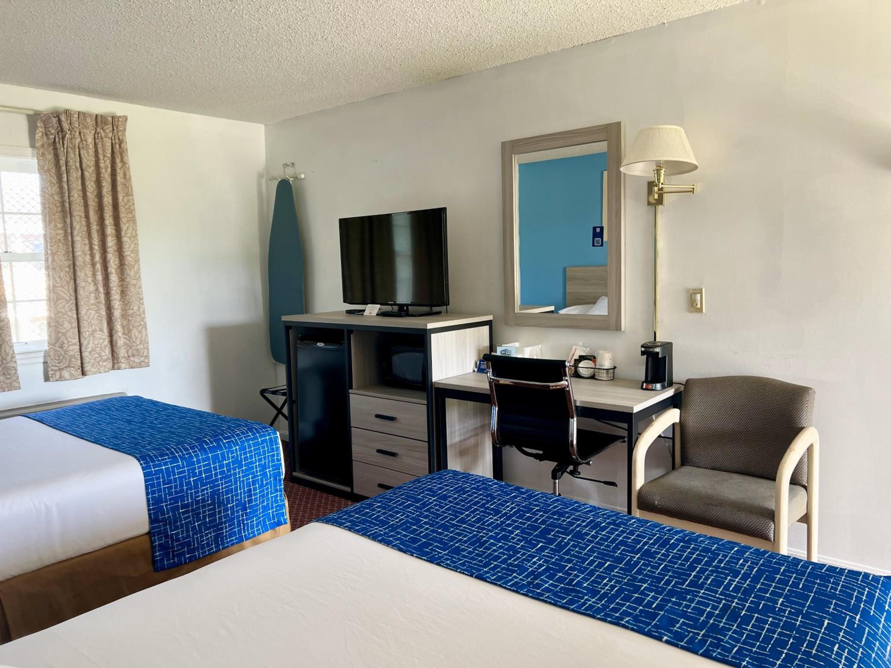 Standard Room with Two Double Beds - Non-Smoking - Photo 12