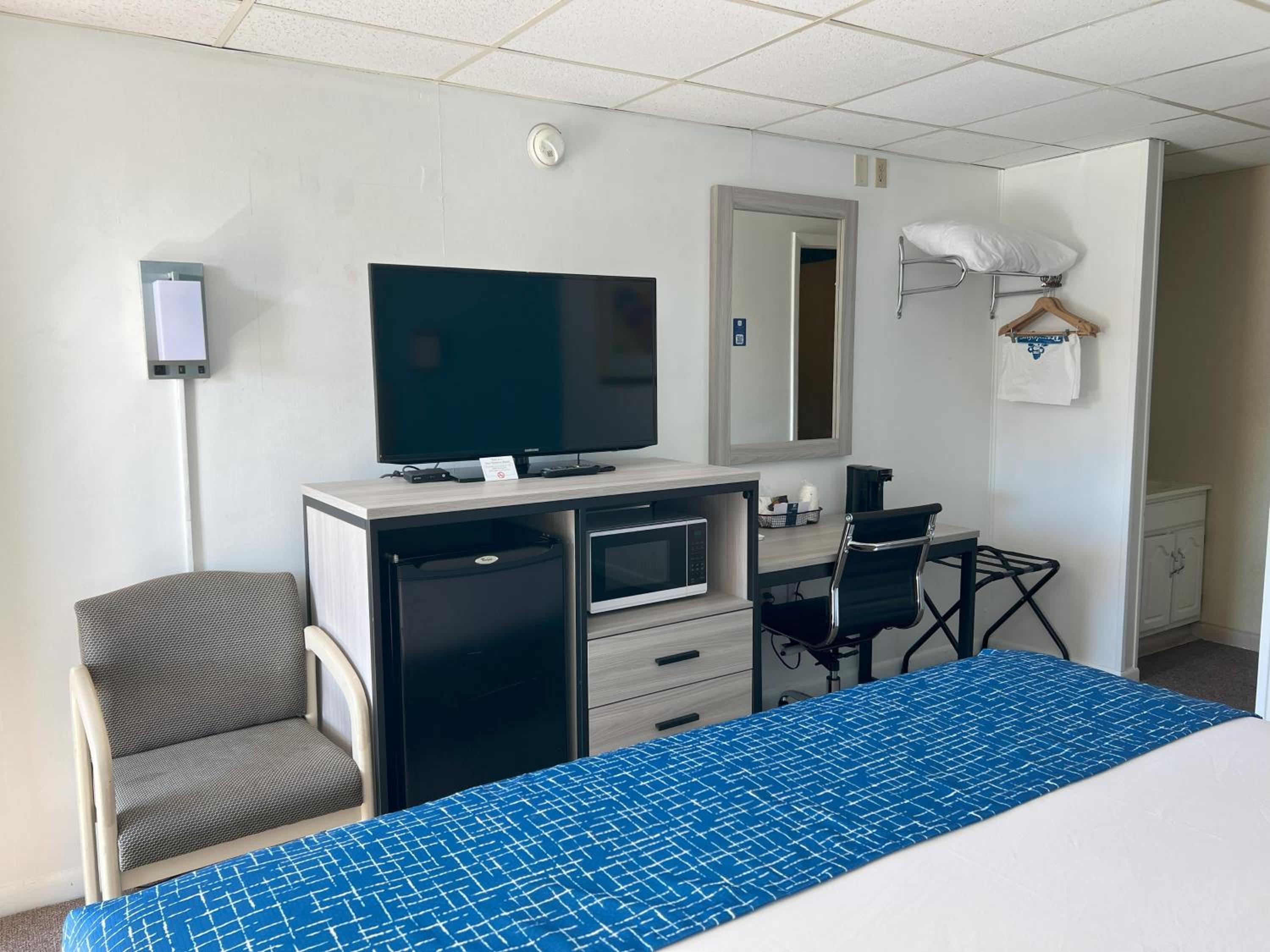 King Room - Non-Smoking - Photo 3