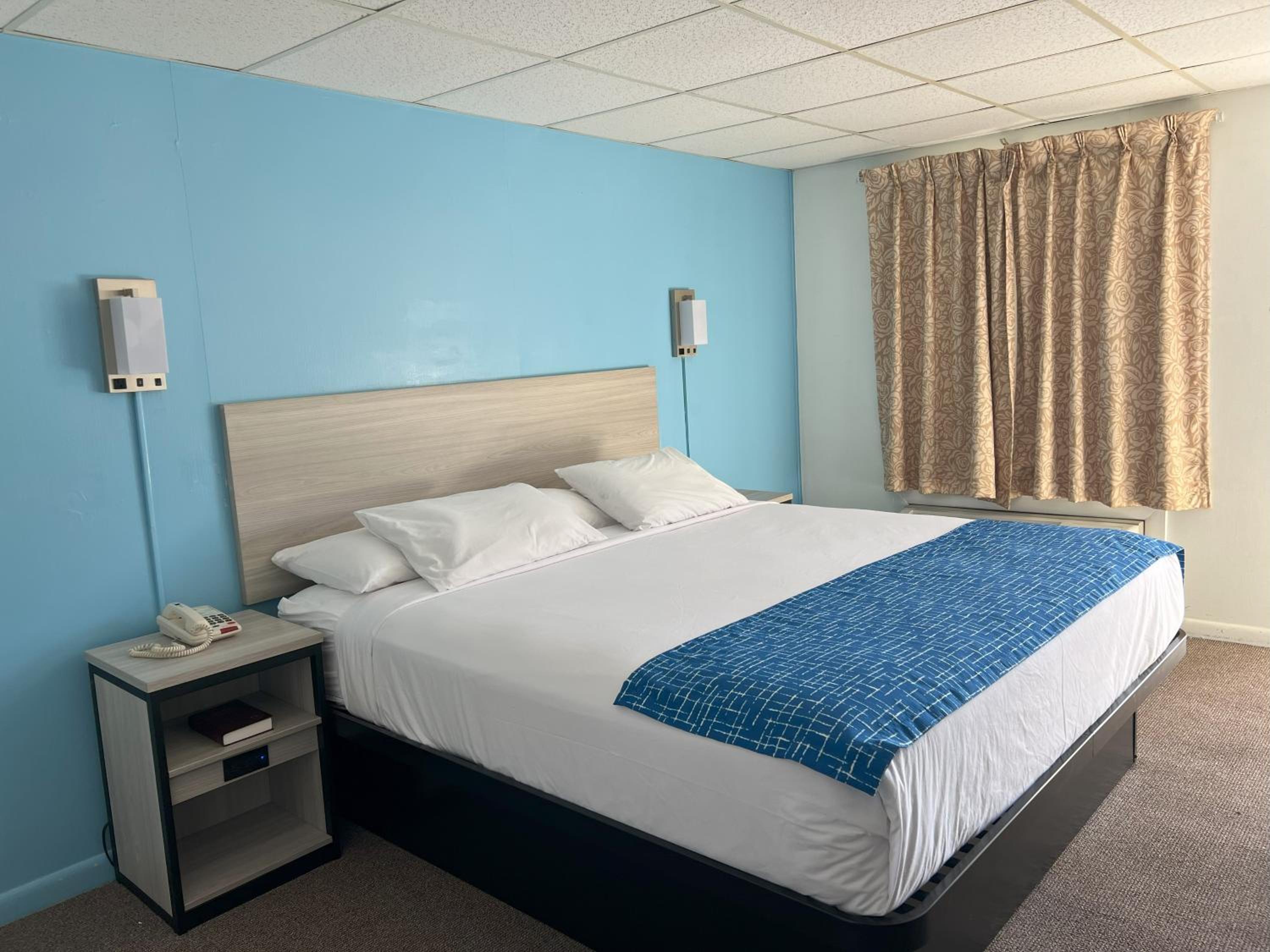 King Room - Non-Smoking - Photo 4