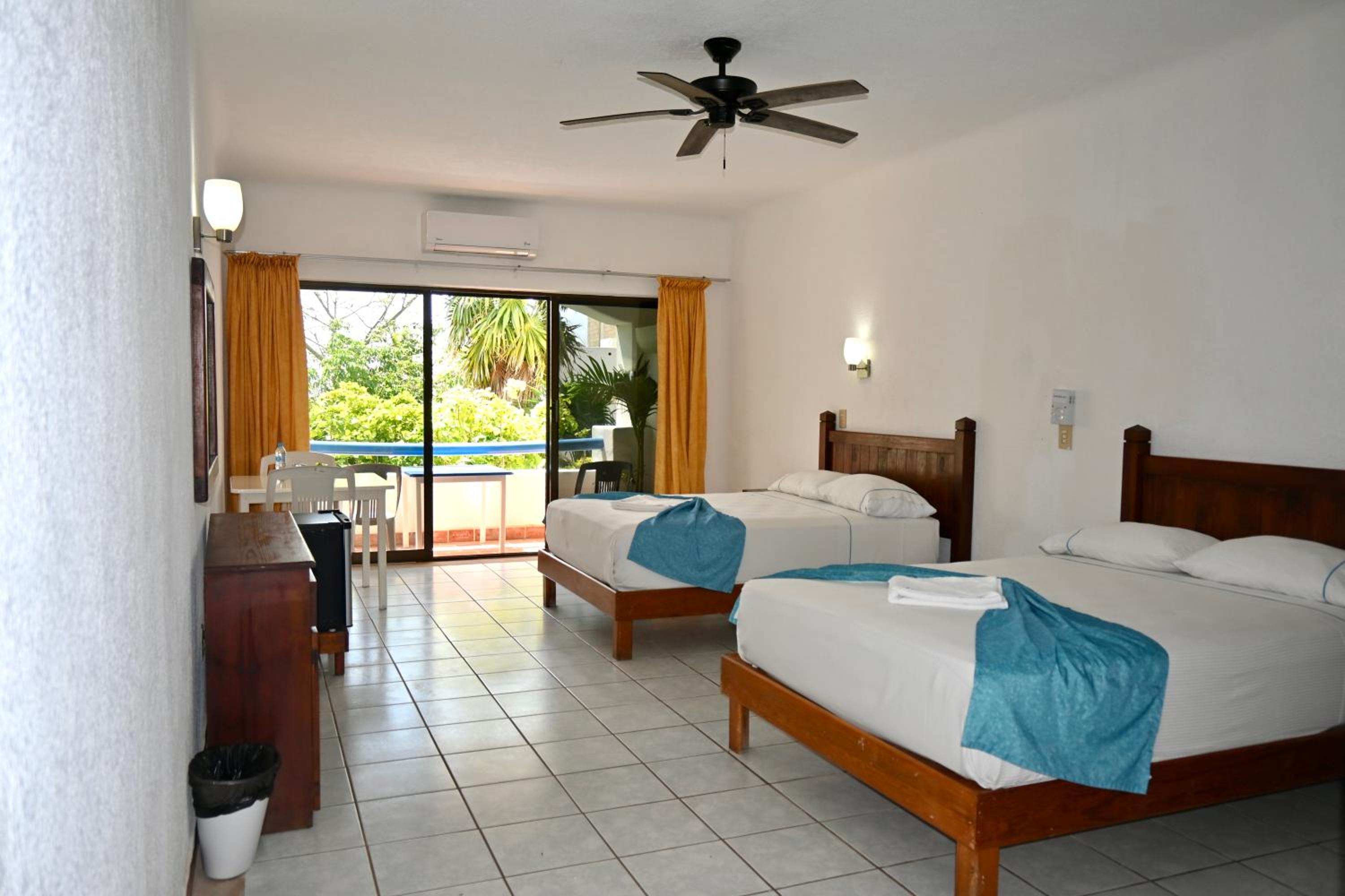 Double Room with Two Double Beds and Garden View - Photo 17