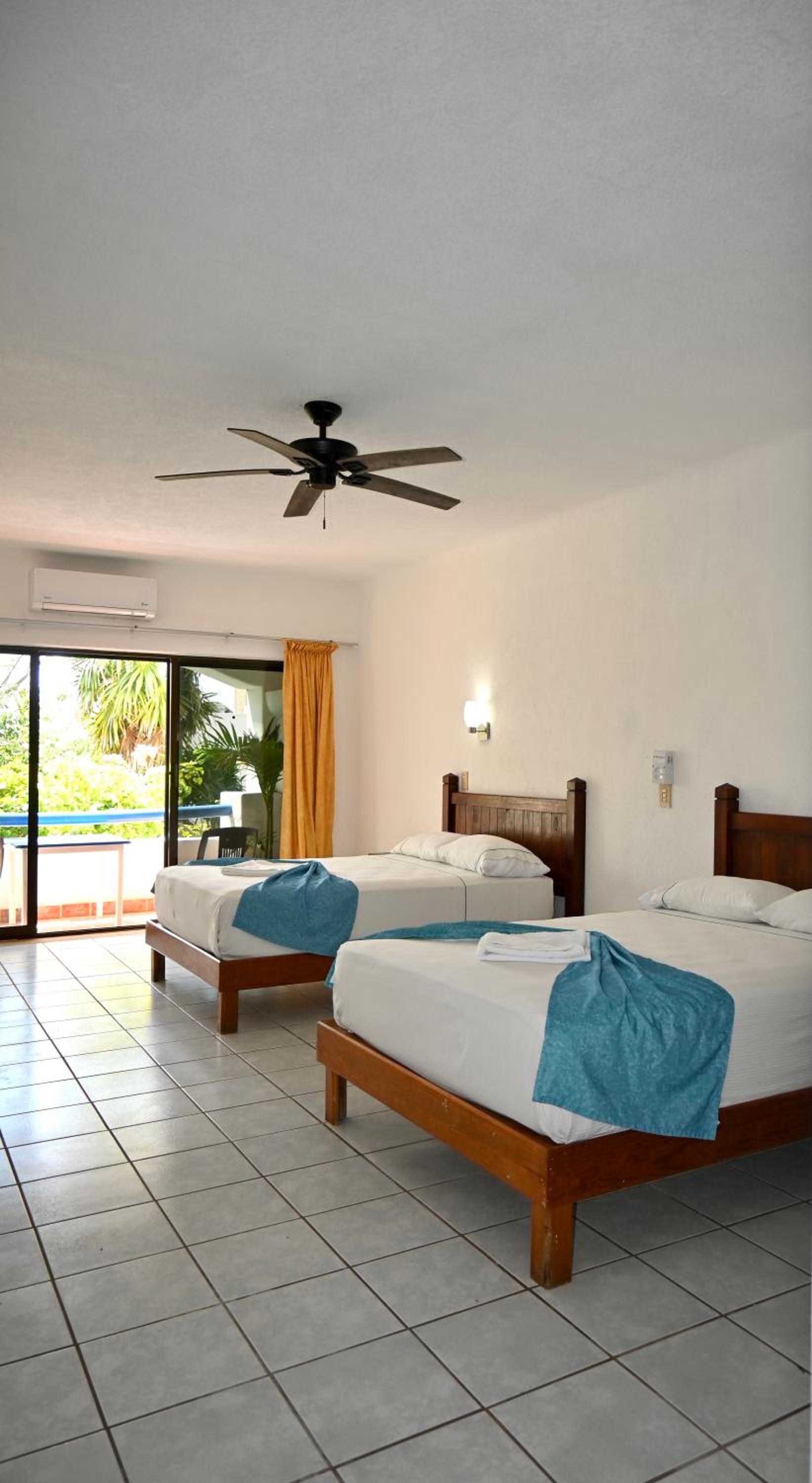 Double Room with Two Double Beds and Garden View - Photo 19