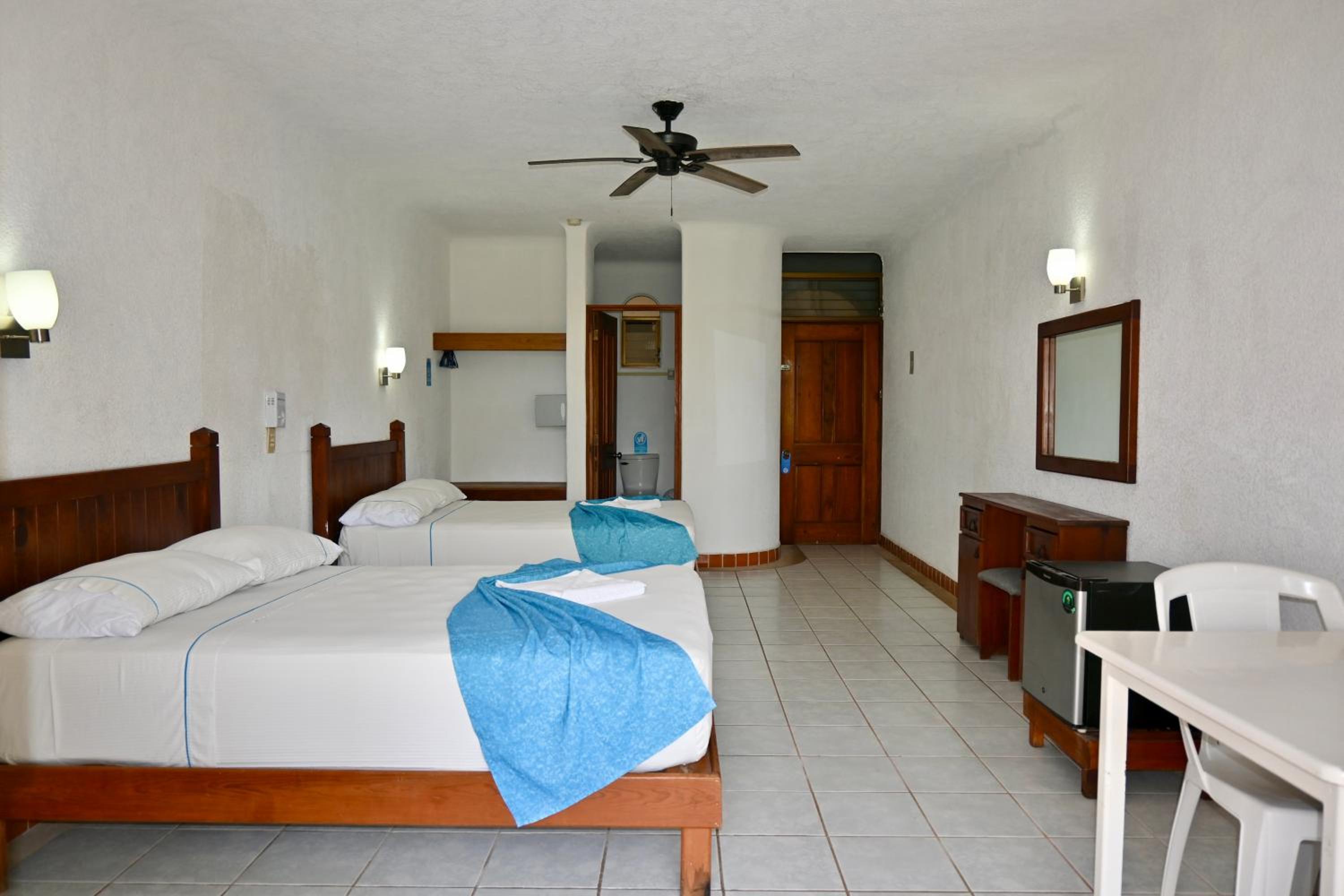 Double Room with Two Double Beds and Garden View - Photo 16