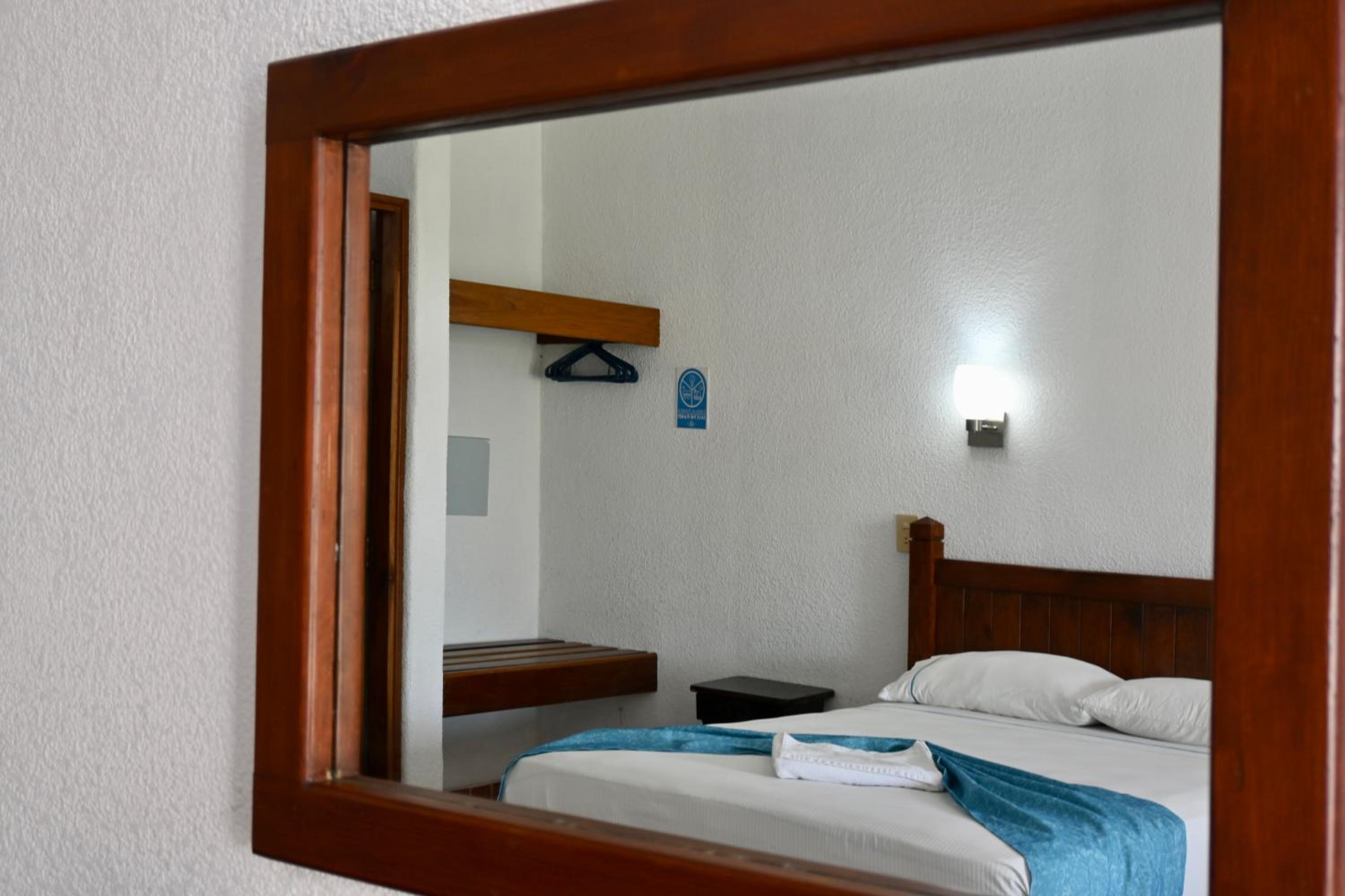 Double Room with Two Double Beds and Garden View - Photo 15