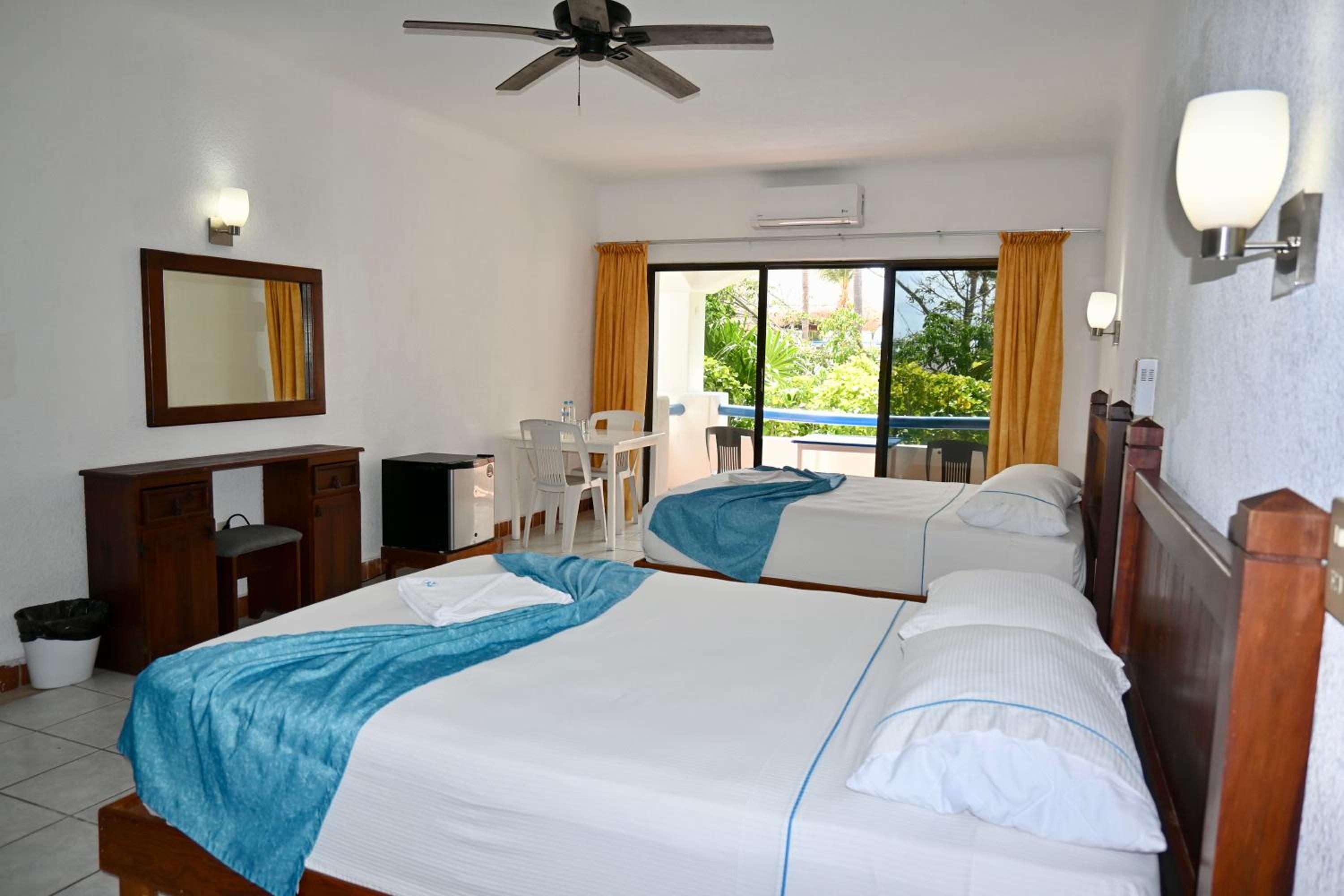 Double Room with Two Double Beds and Garden View - Photo 14