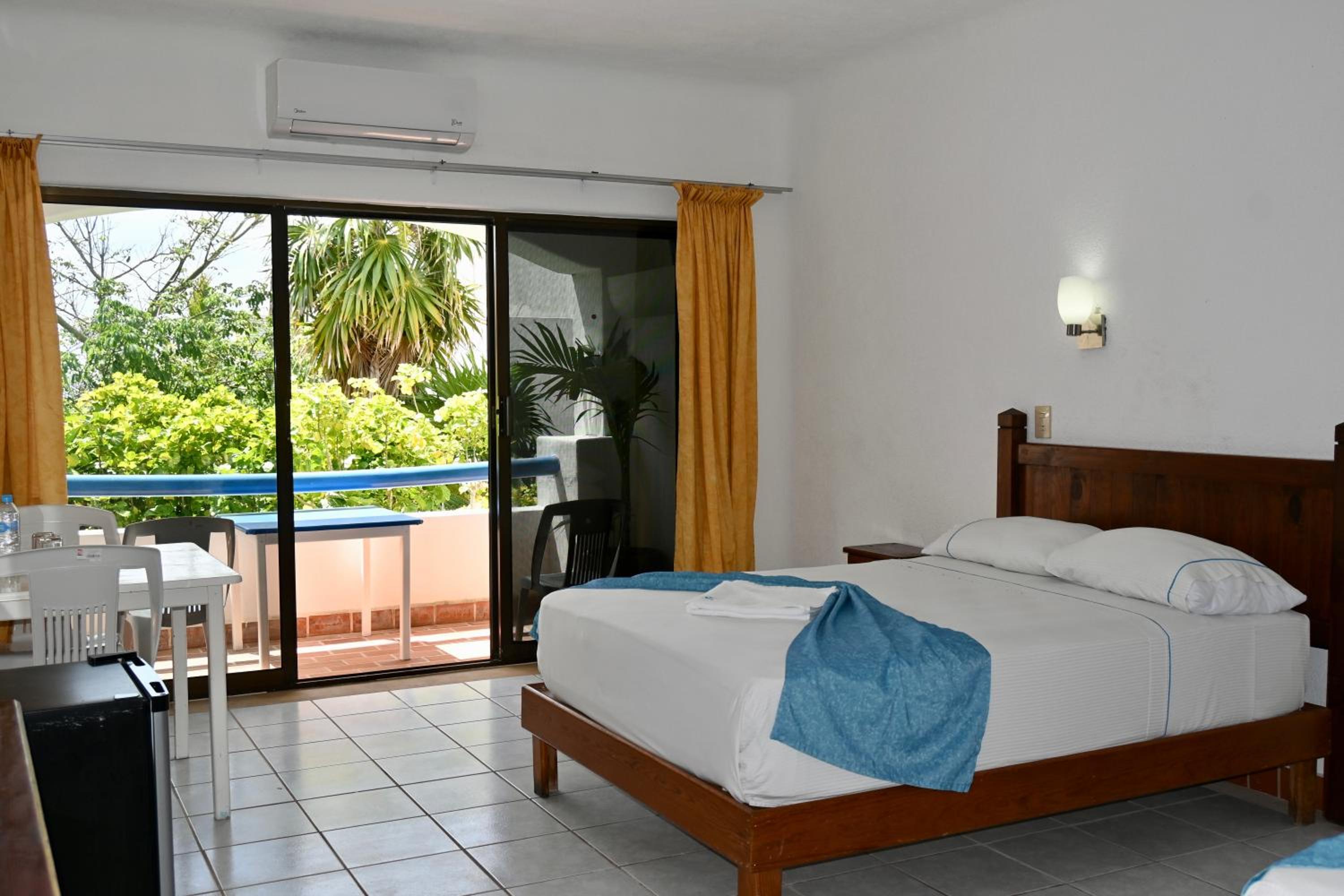 Double Room with Two Double Beds and Garden View - Photo 12