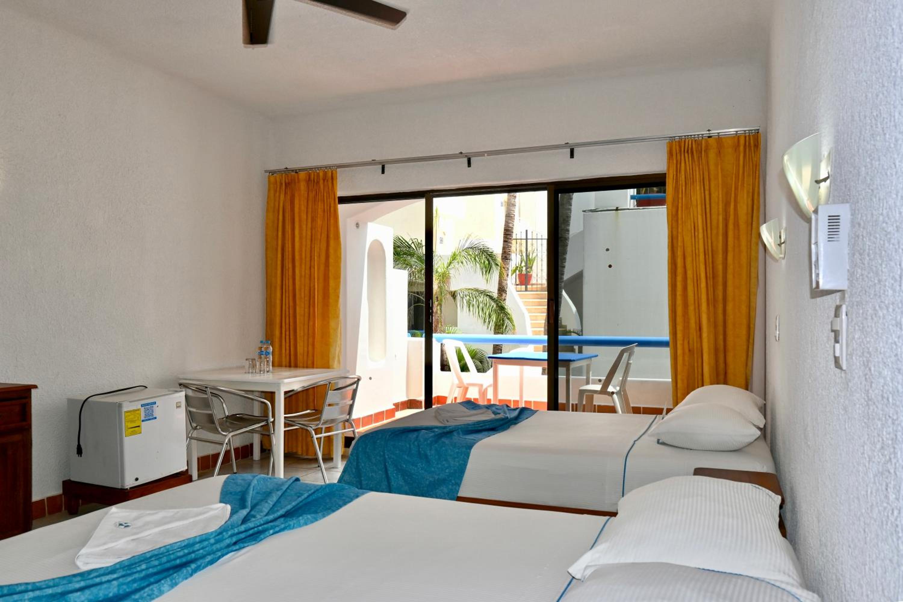 Double Room with Two Double Beds and Garden View - Photo 9
