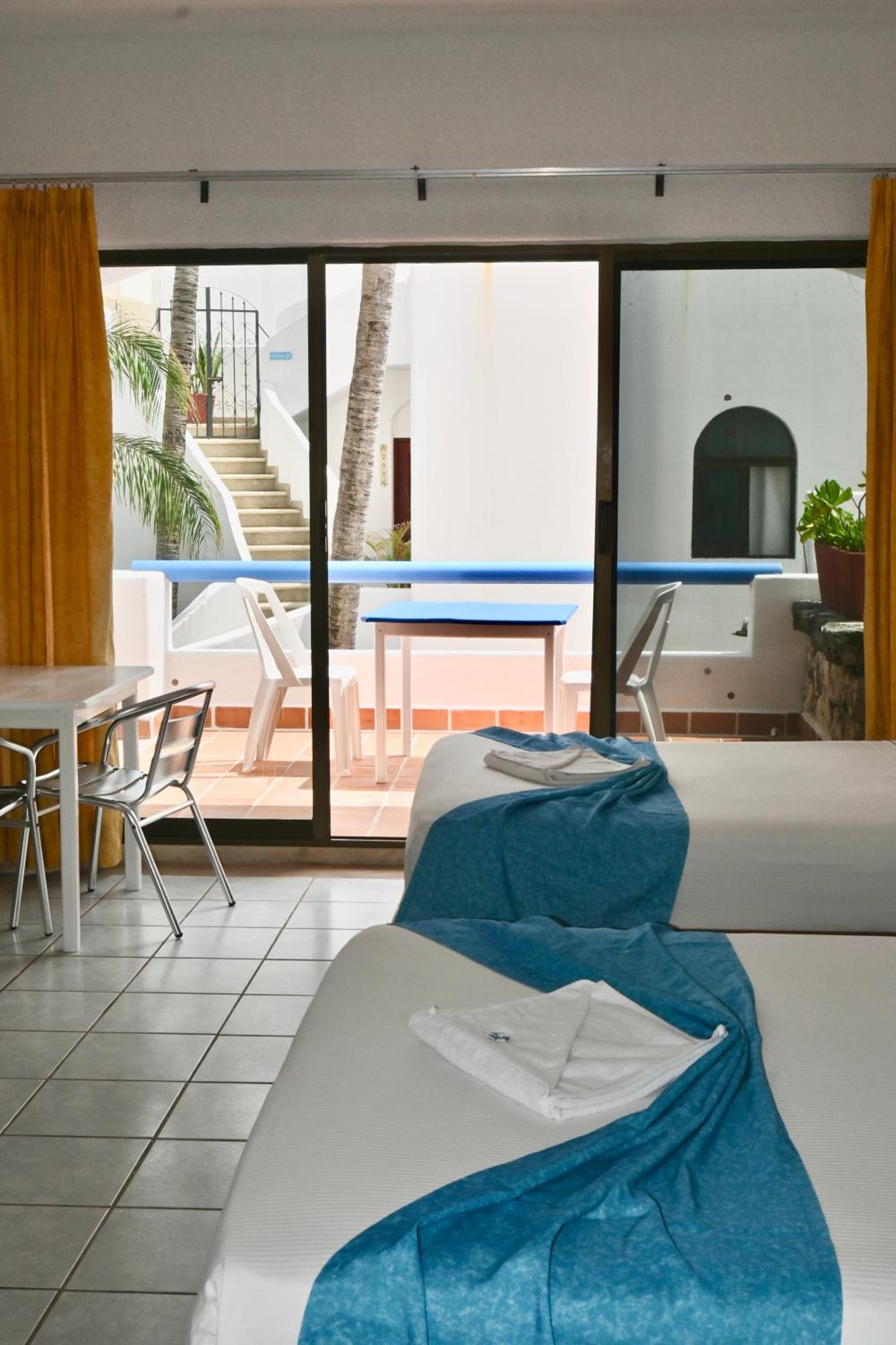 Double Room with Two Double Beds and Garden View - Photo 7