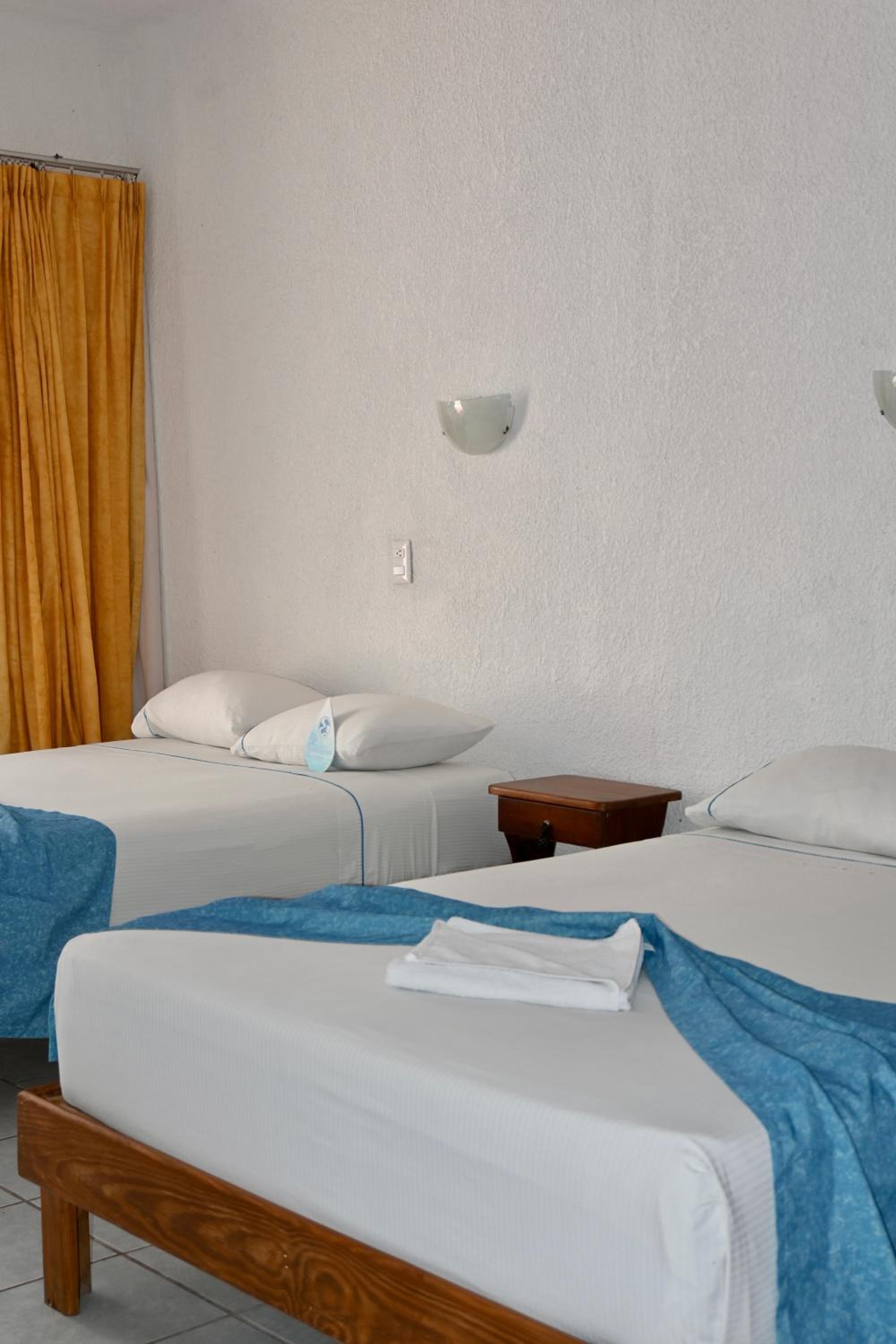 Double Room with Two Double Beds and Garden View - Photo 8