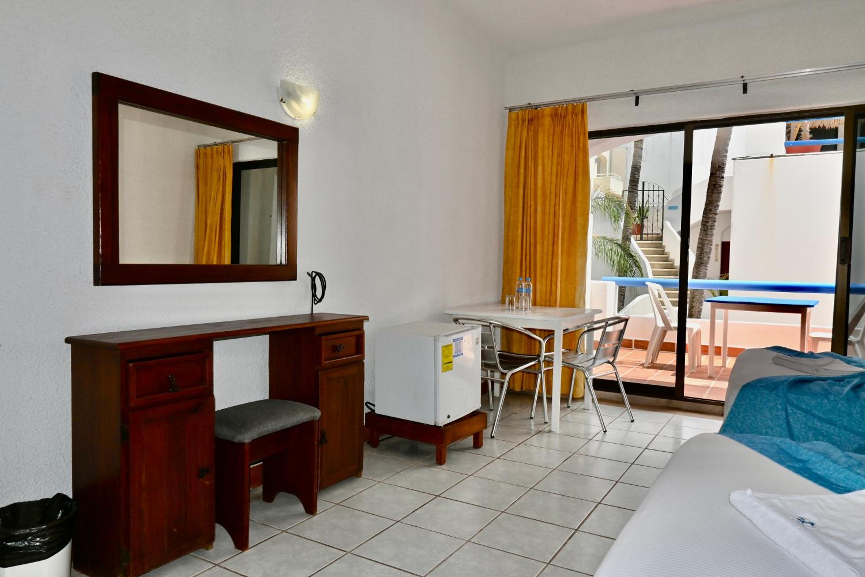 Double Room with Two Double Beds and Garden View - Photo 6