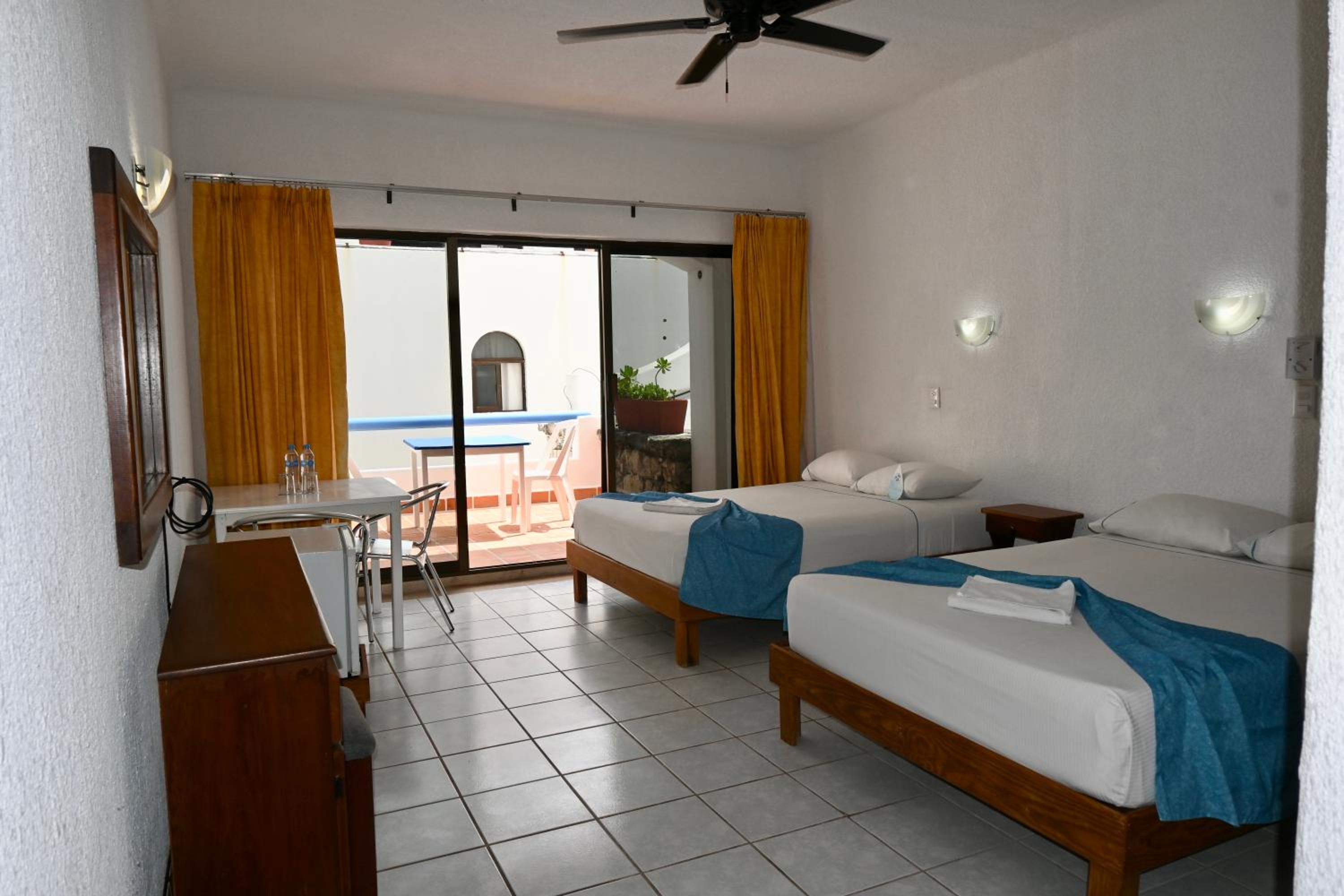 Double Room with Two Double Beds and Garden View - Photo 5