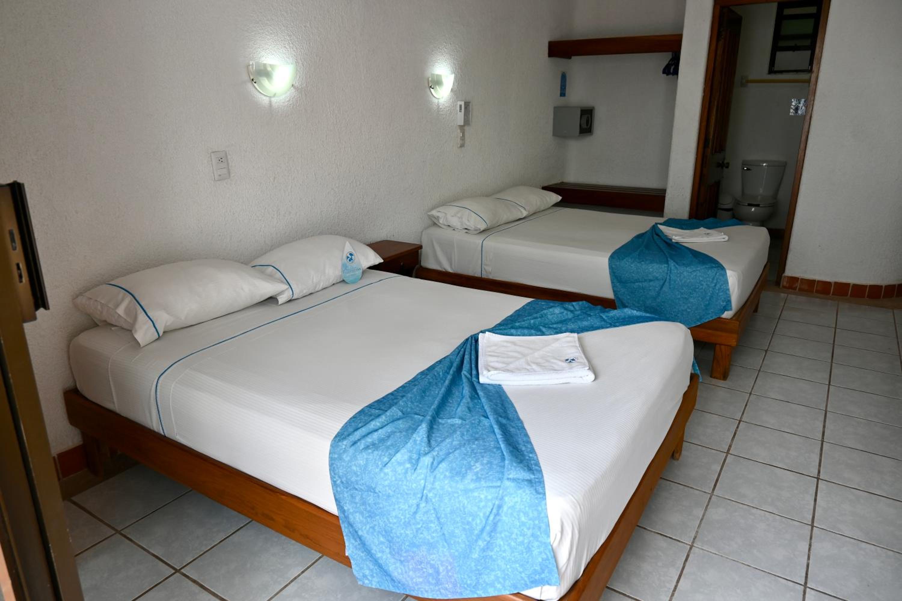 Double Room with Two Double Beds and Garden View - Photo 3