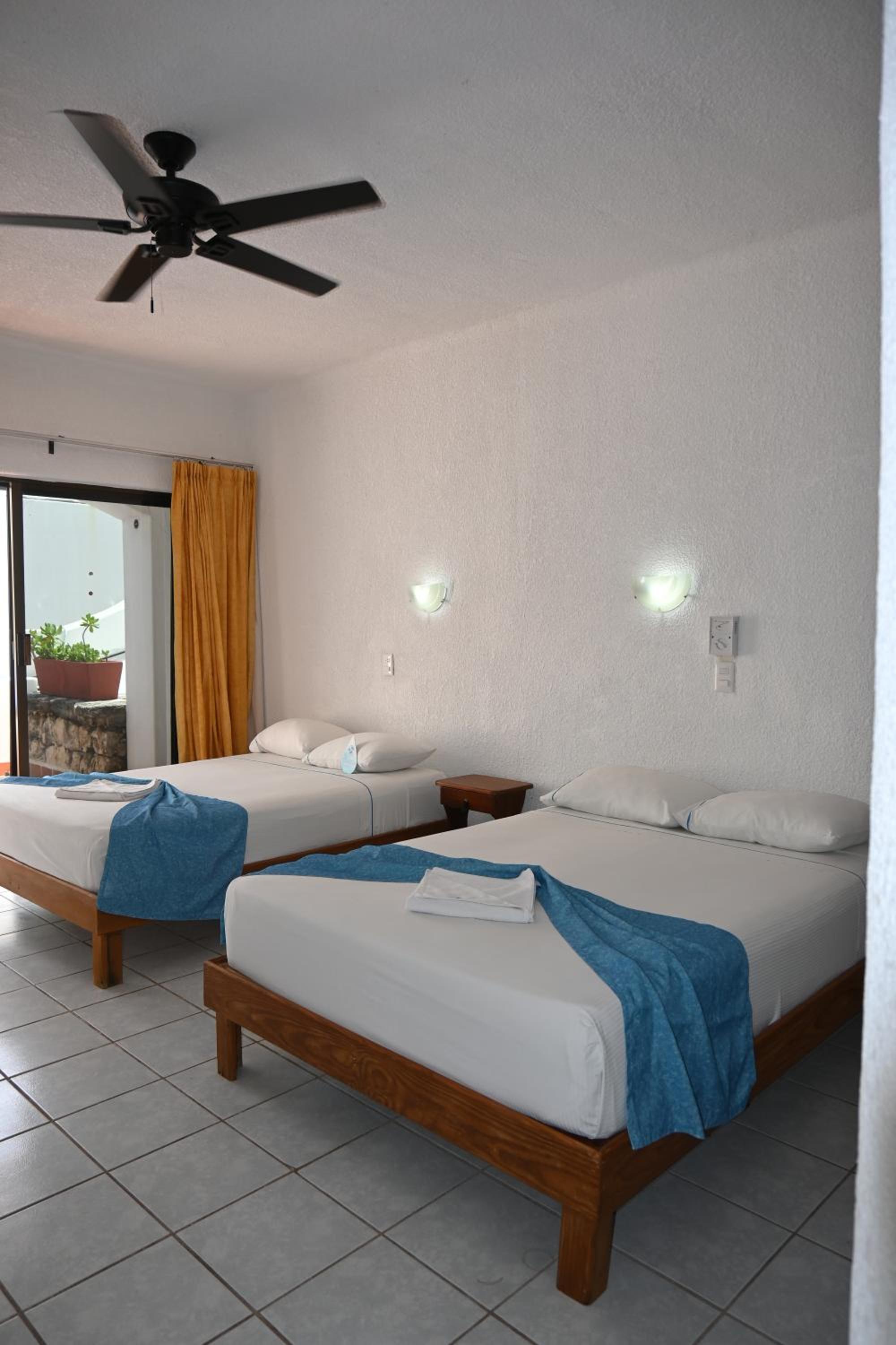Double Room with Two Double Beds and Garden View - Photo 2