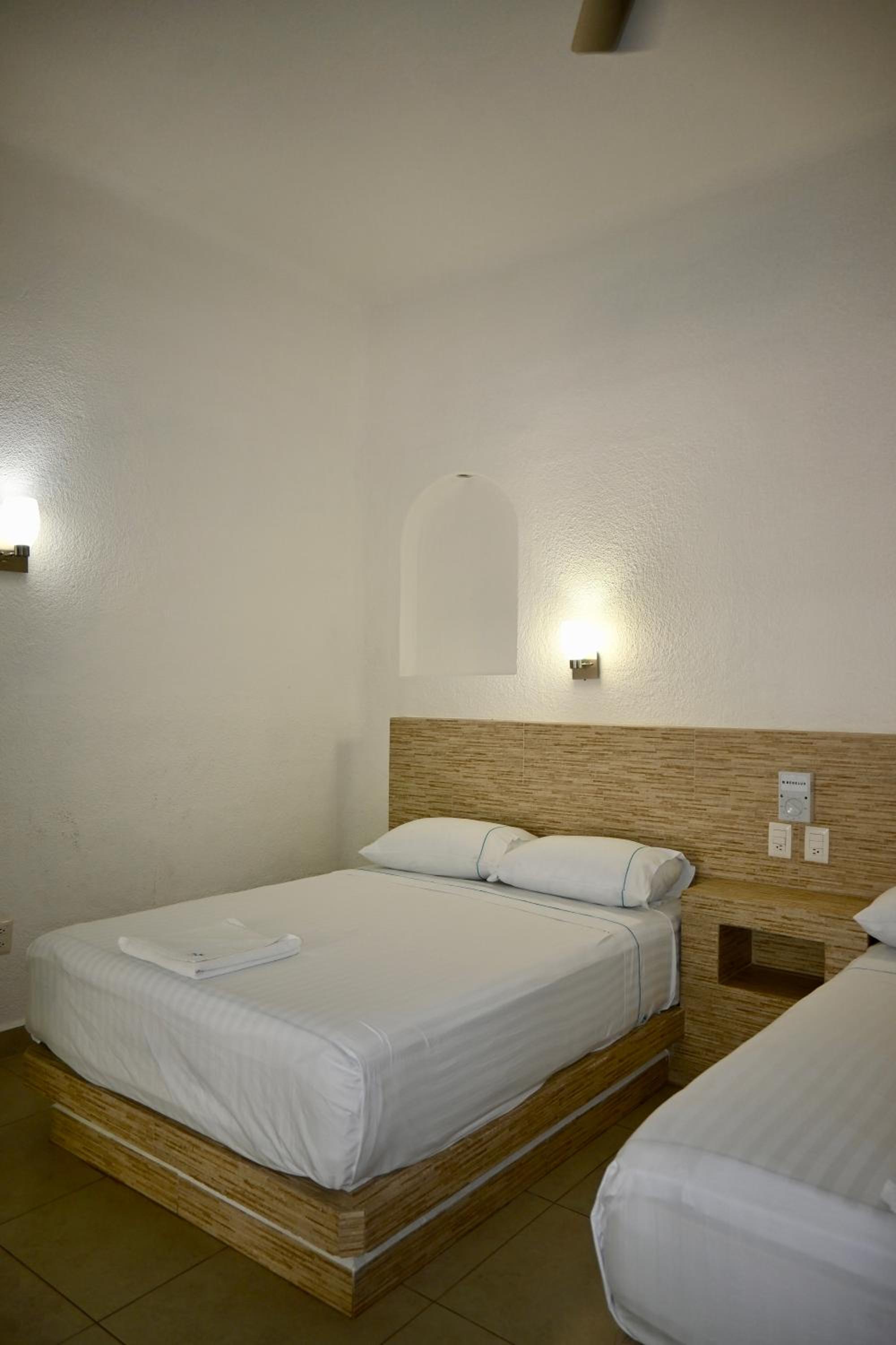 Deluxe Double Room - Photo 13