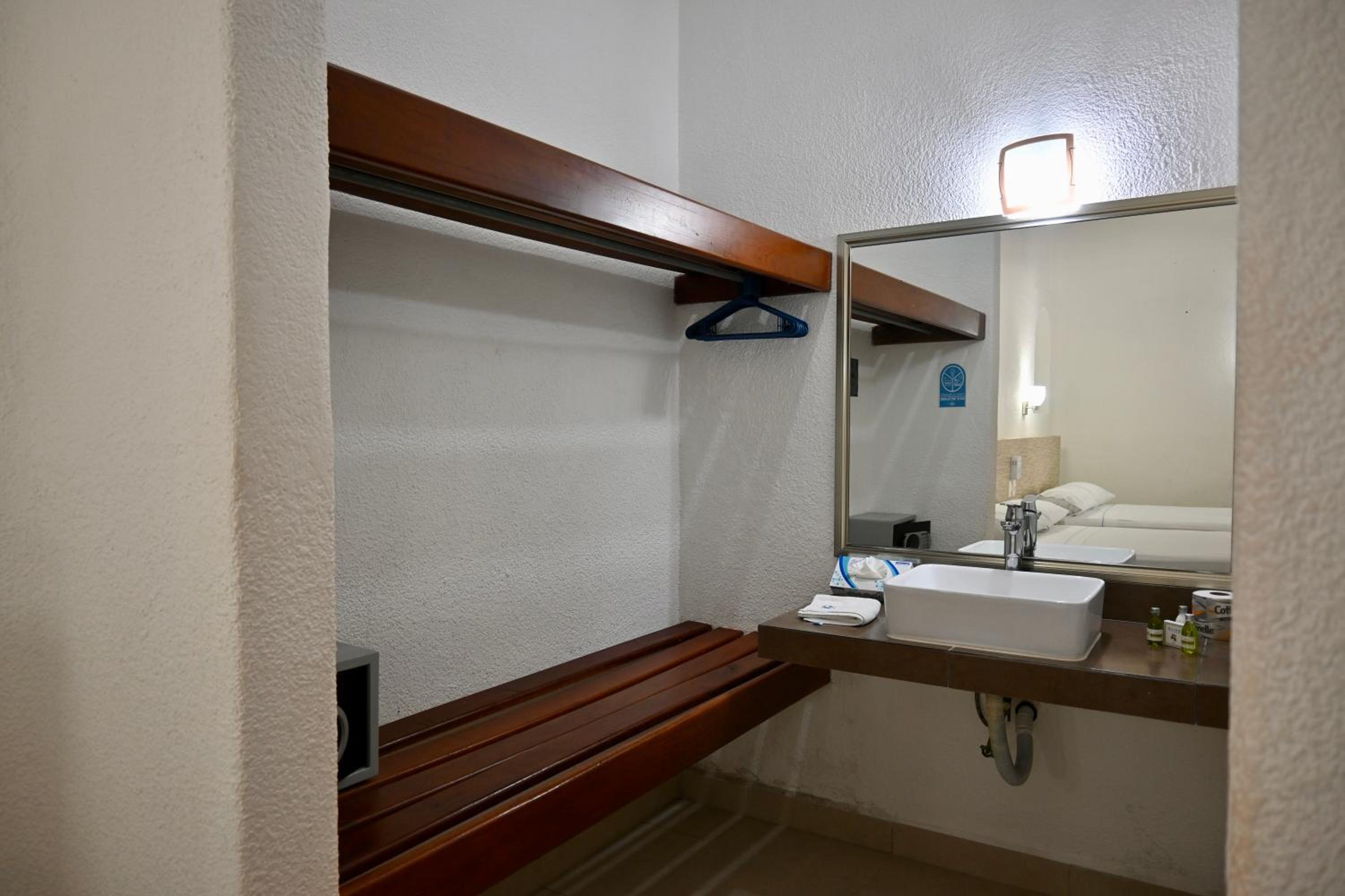 Deluxe Double Room - Photo 11