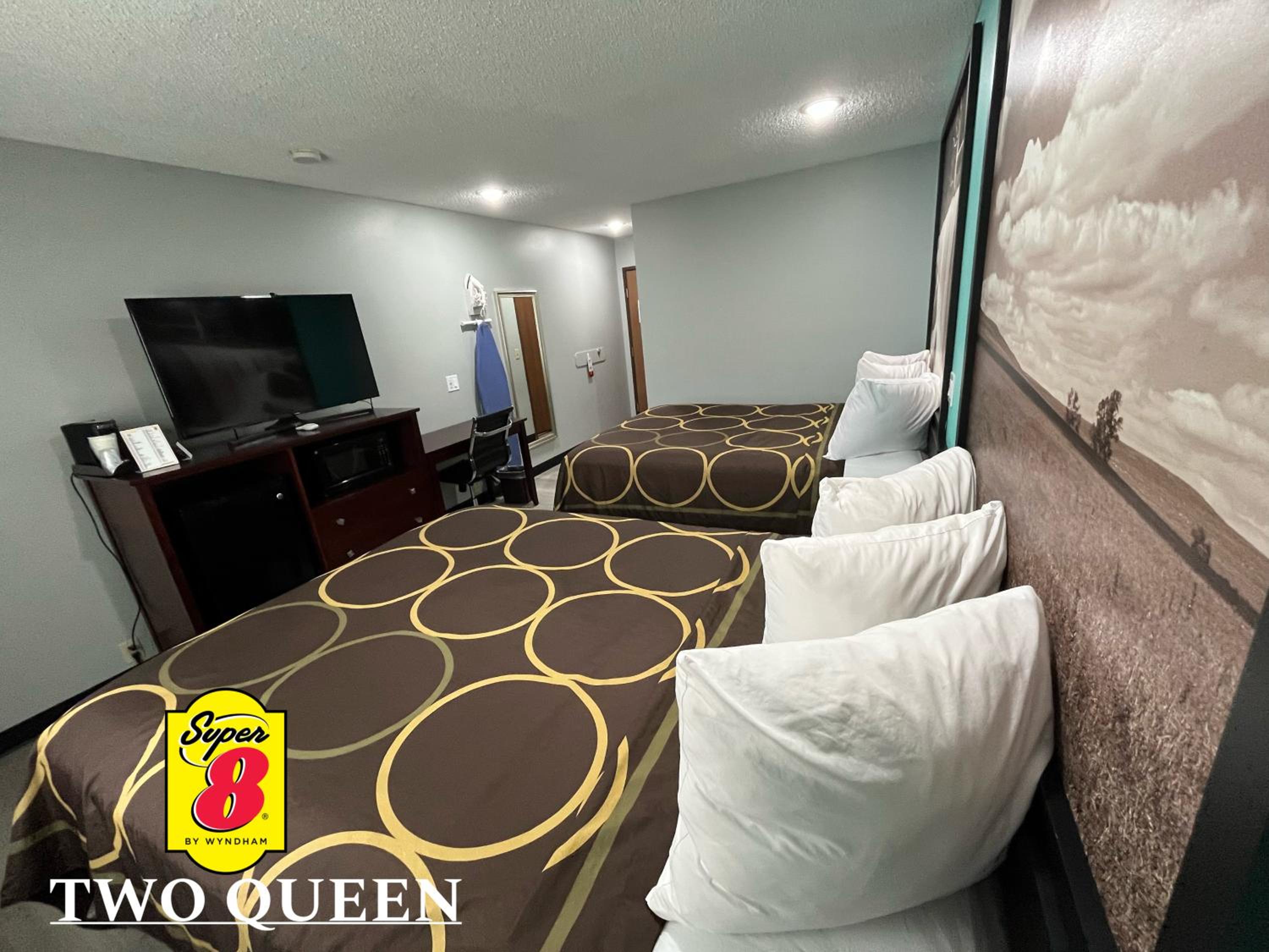 Queen Room with Two Queen Beds - Non-Smoking - Photo 2