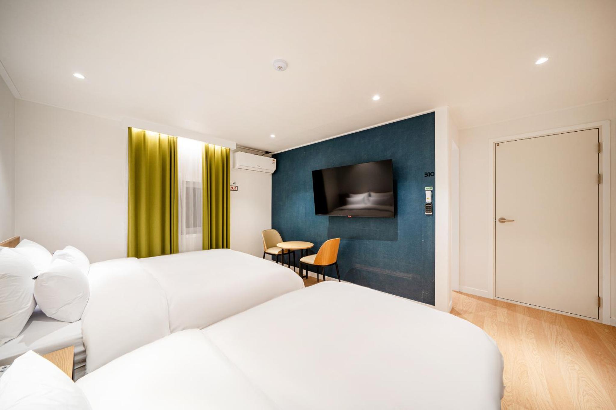 Twin Room - Photo 2