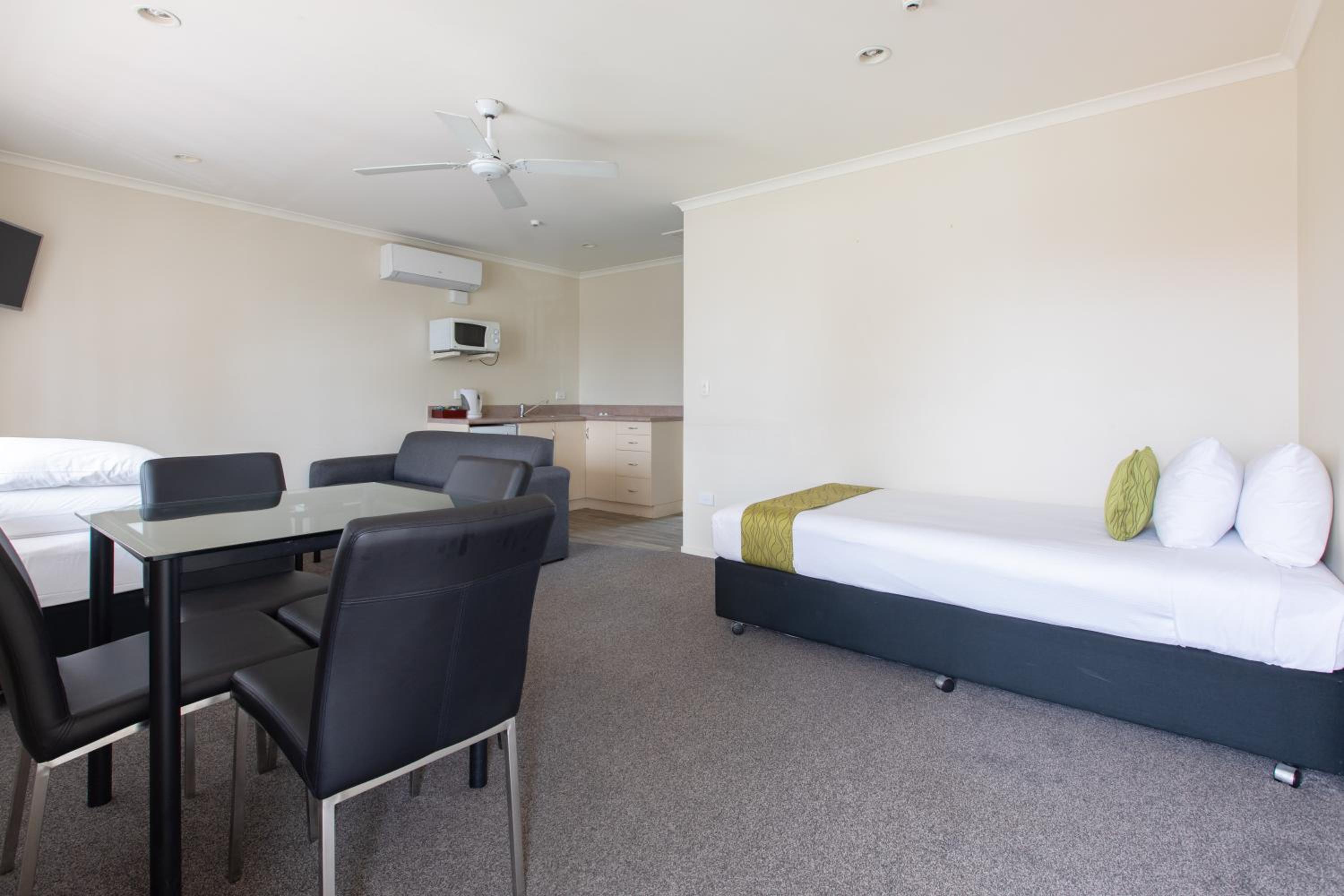 Deluxe One-Bedroom Suite with Bathtub