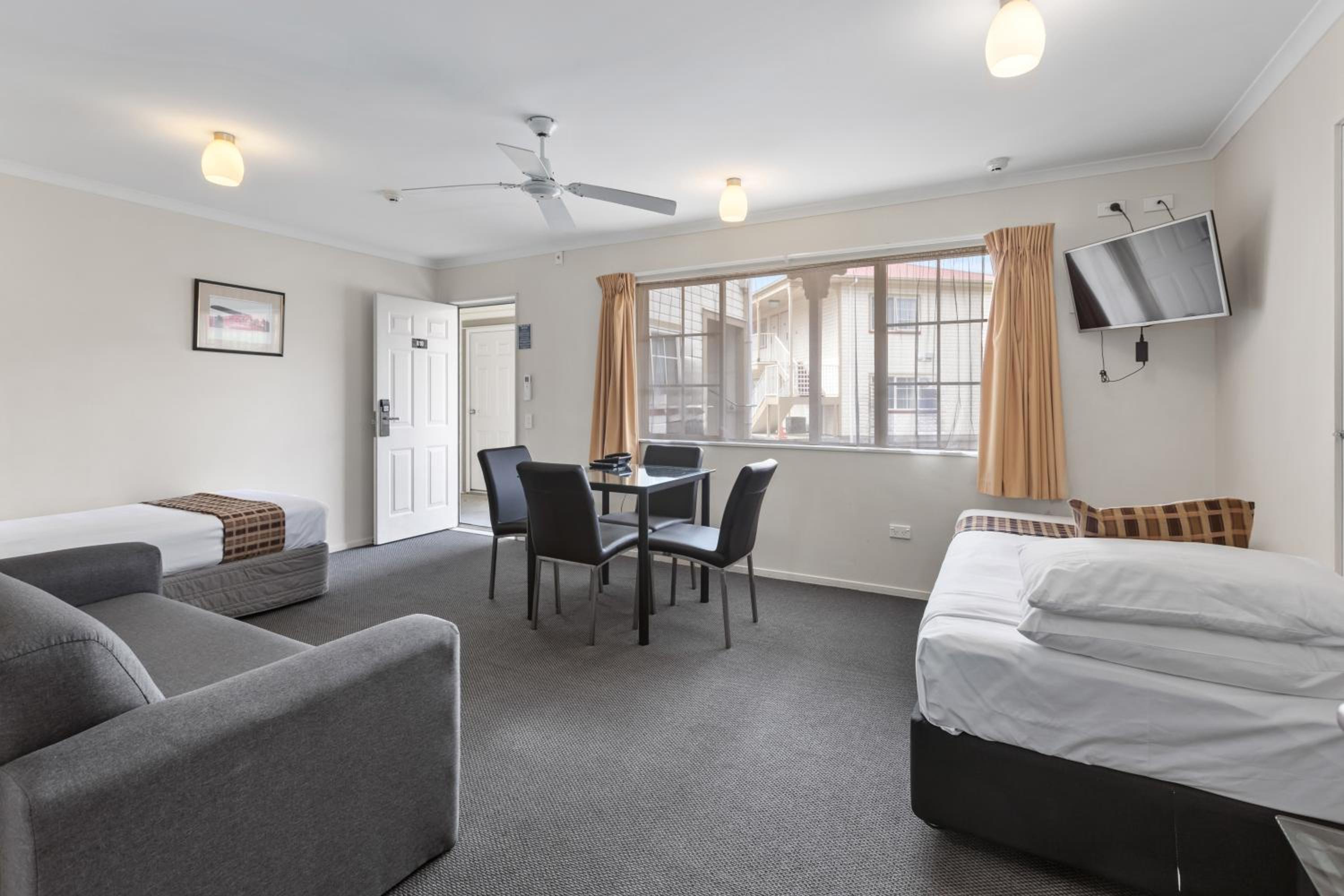 Deluxe One-Bedroom Suite