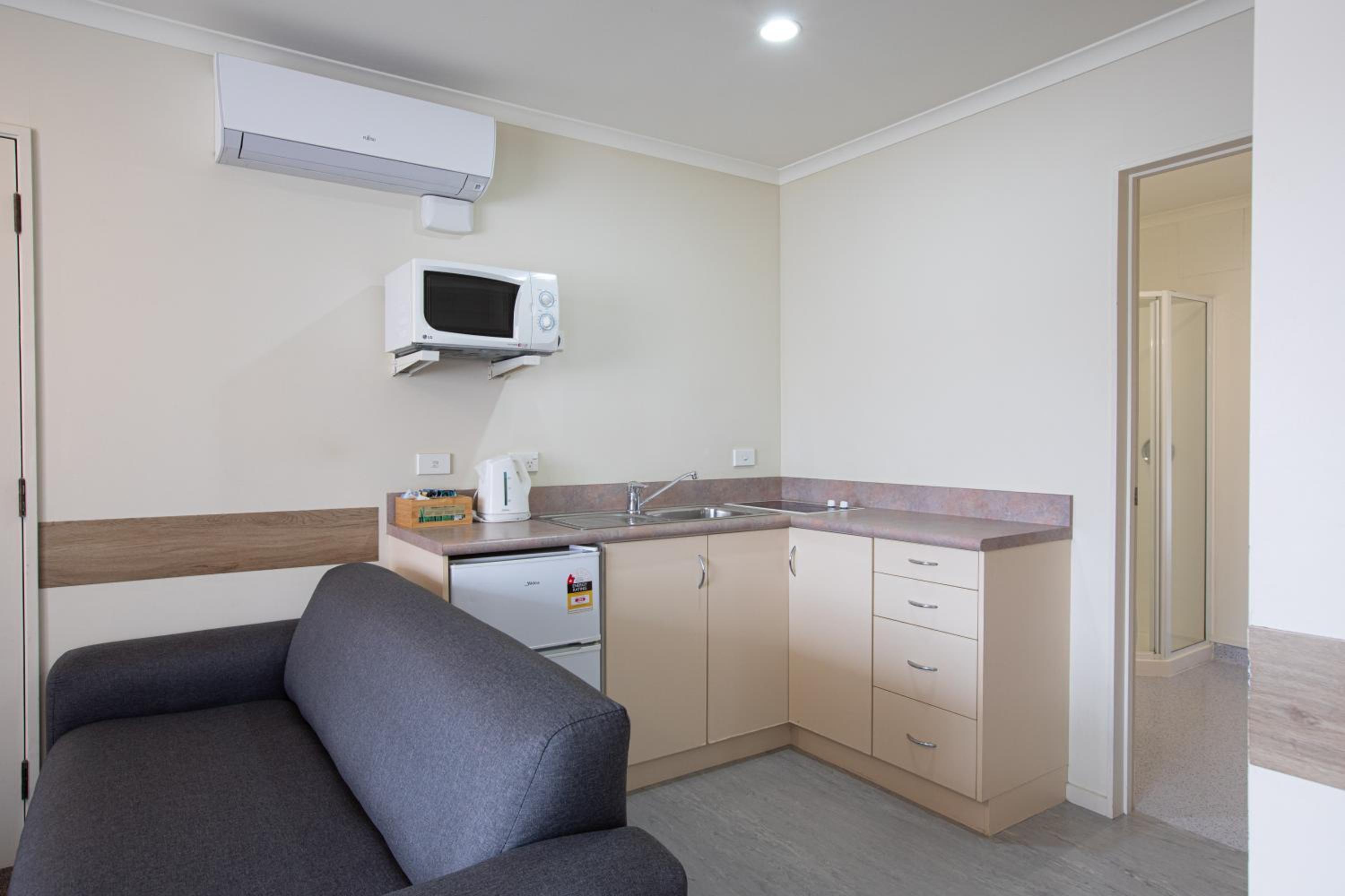 Deluxe One-Bedroom Suite thumbnail 6