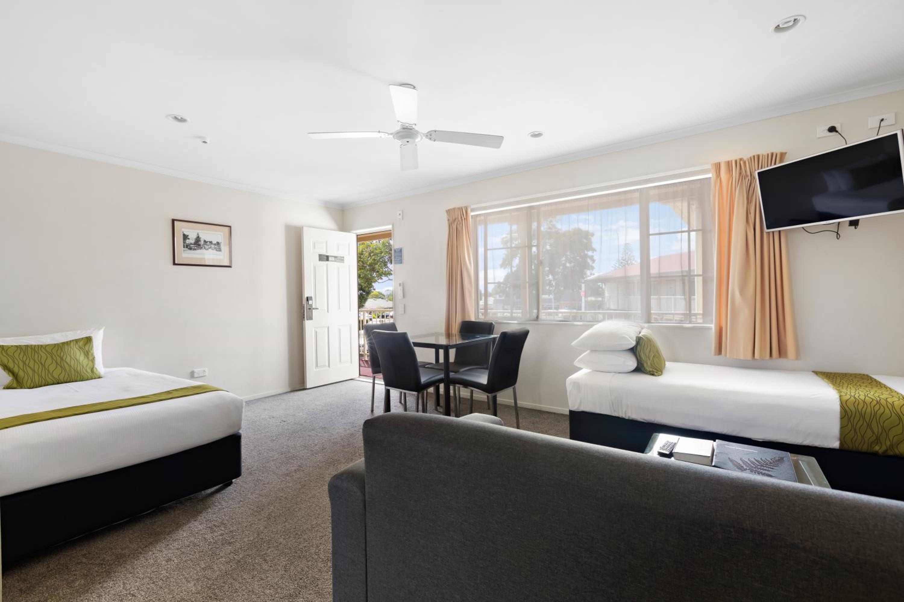 Deluxe One-Bedroom Suite thumbnail 6