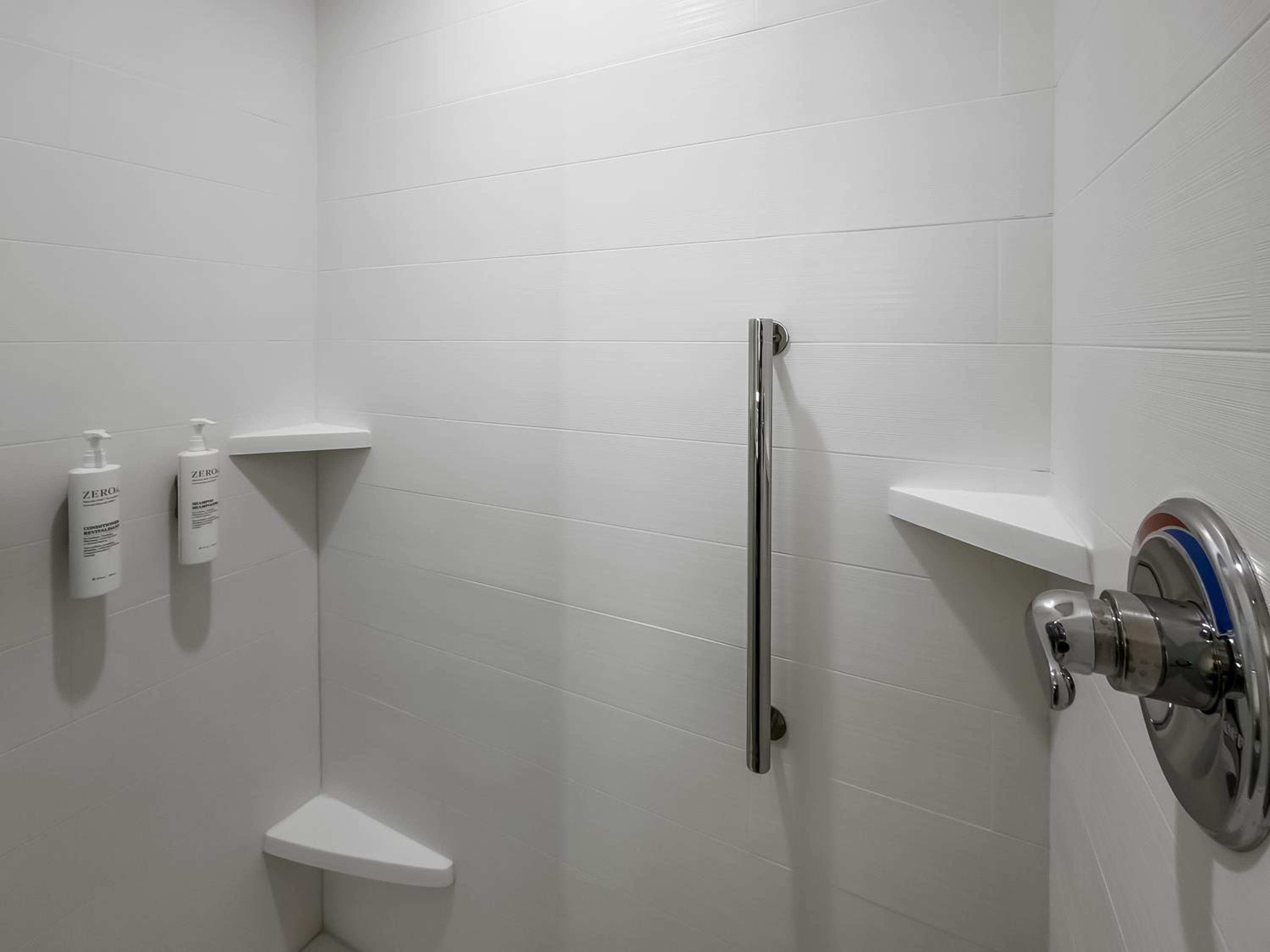 Studio Suite with Two Queen Beds and Tub - Mobility Access - Photo 4