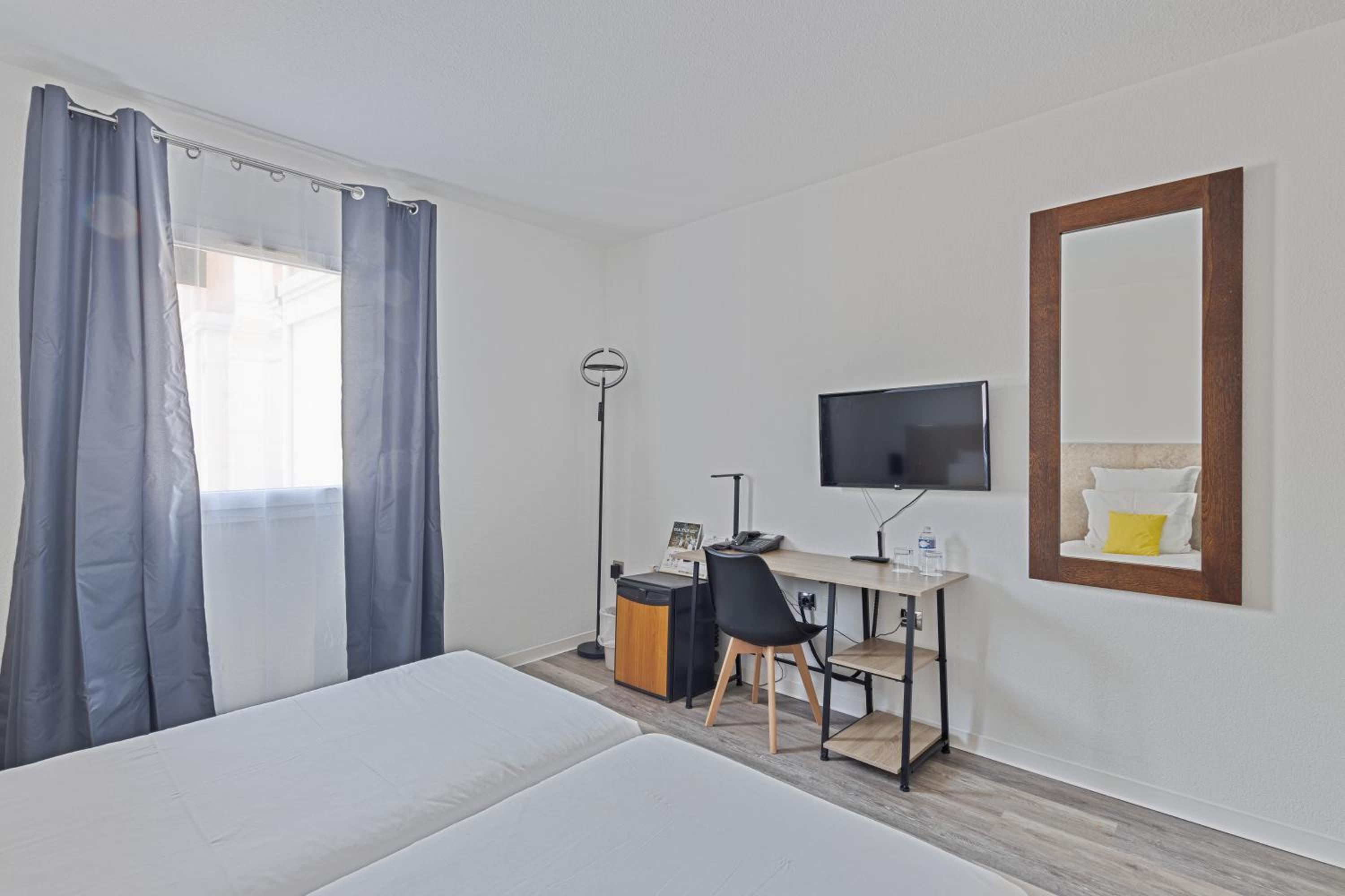 Standard Twin Room - Photo 2