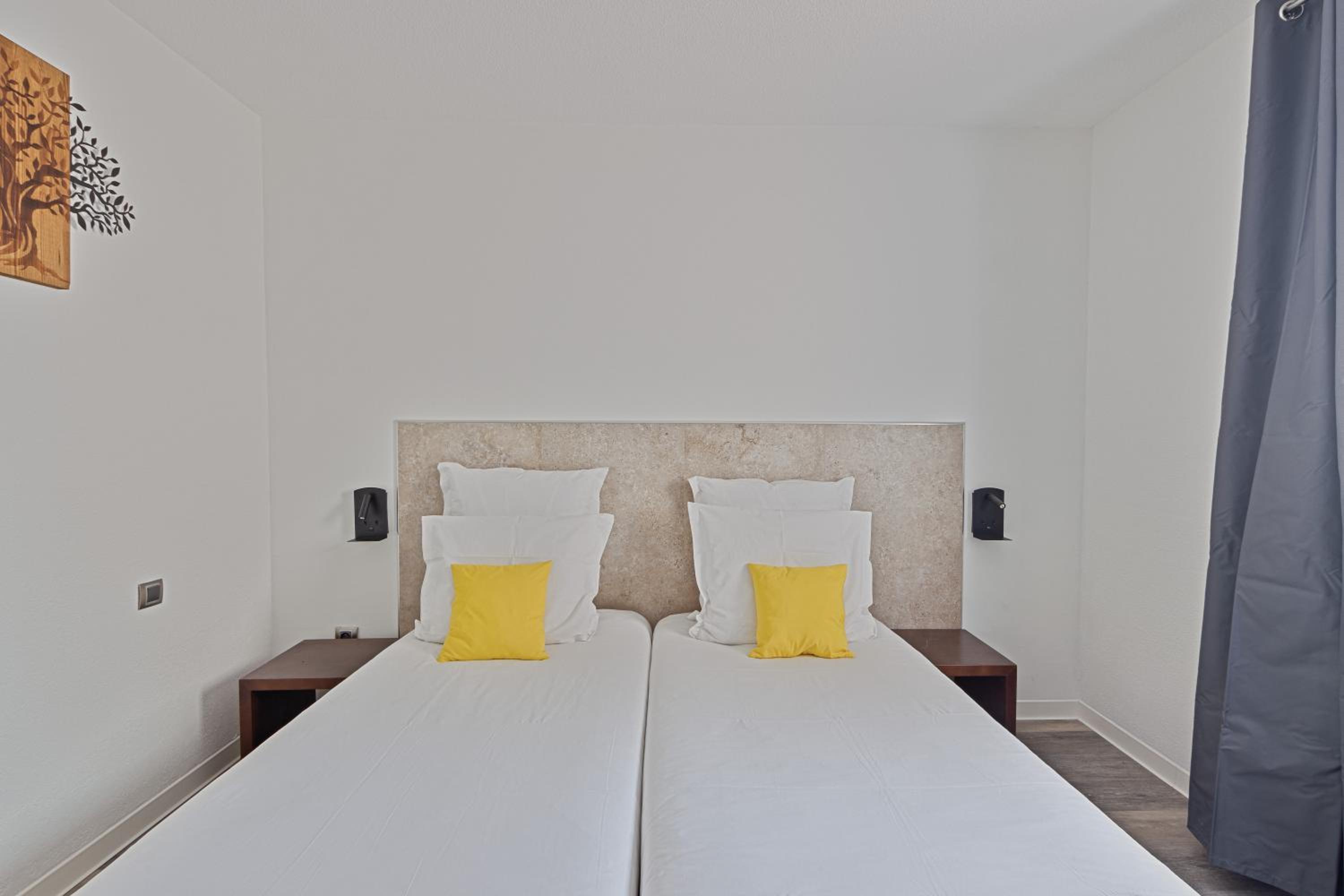 Standard Twin Room - Photo 3