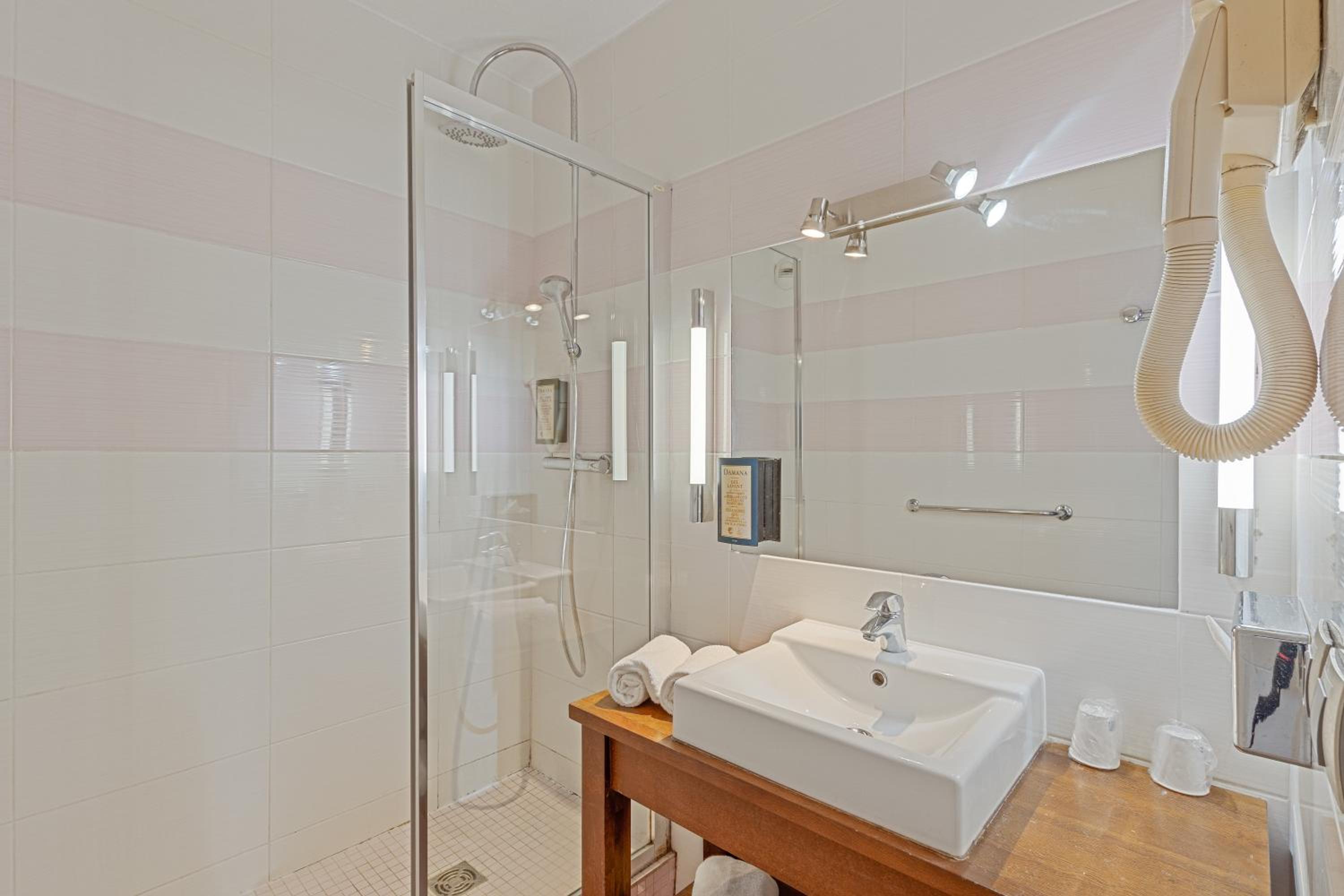 Standard Twin Room - Photo 4