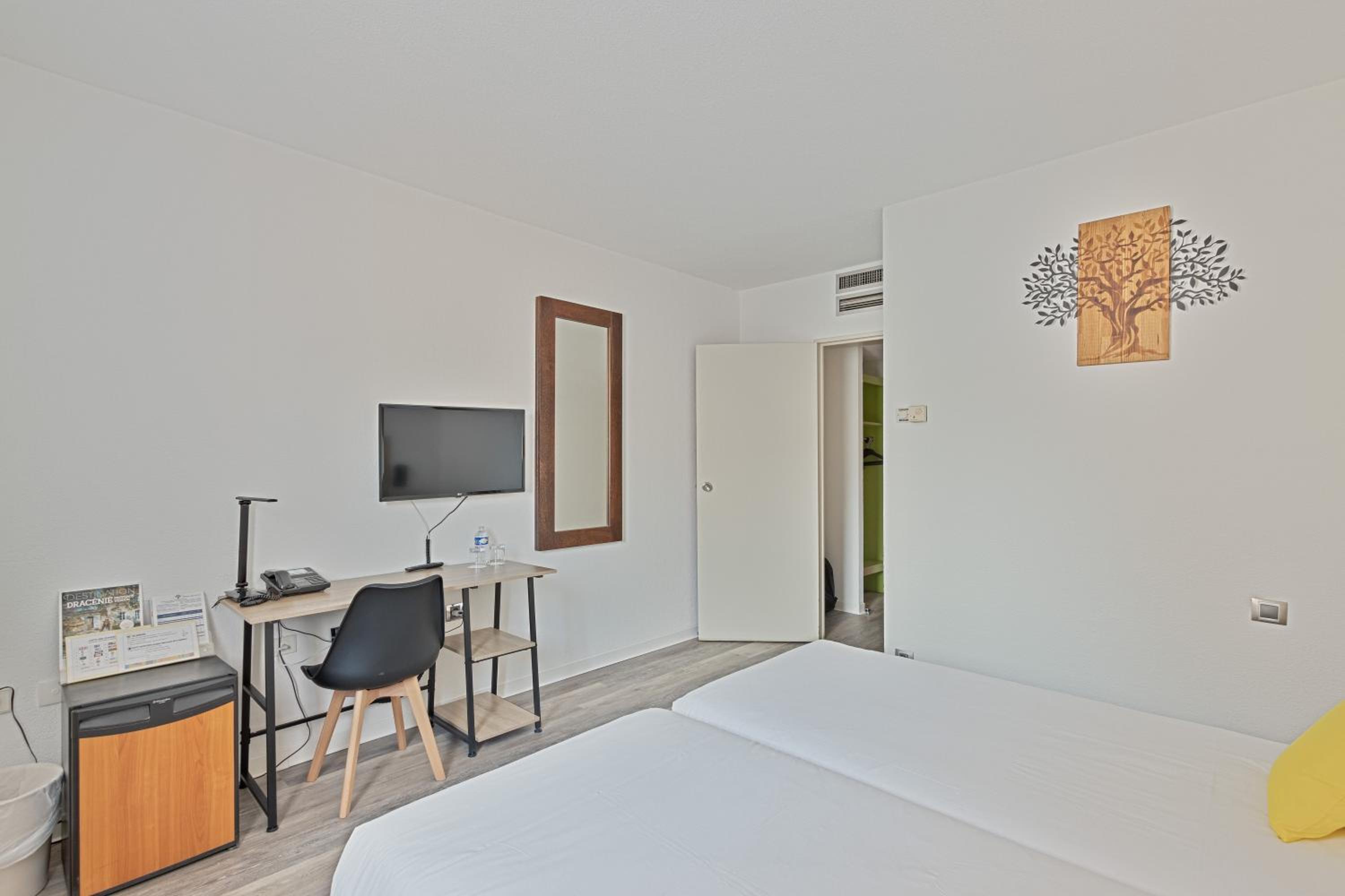 Standard Twin Room - Photo 6