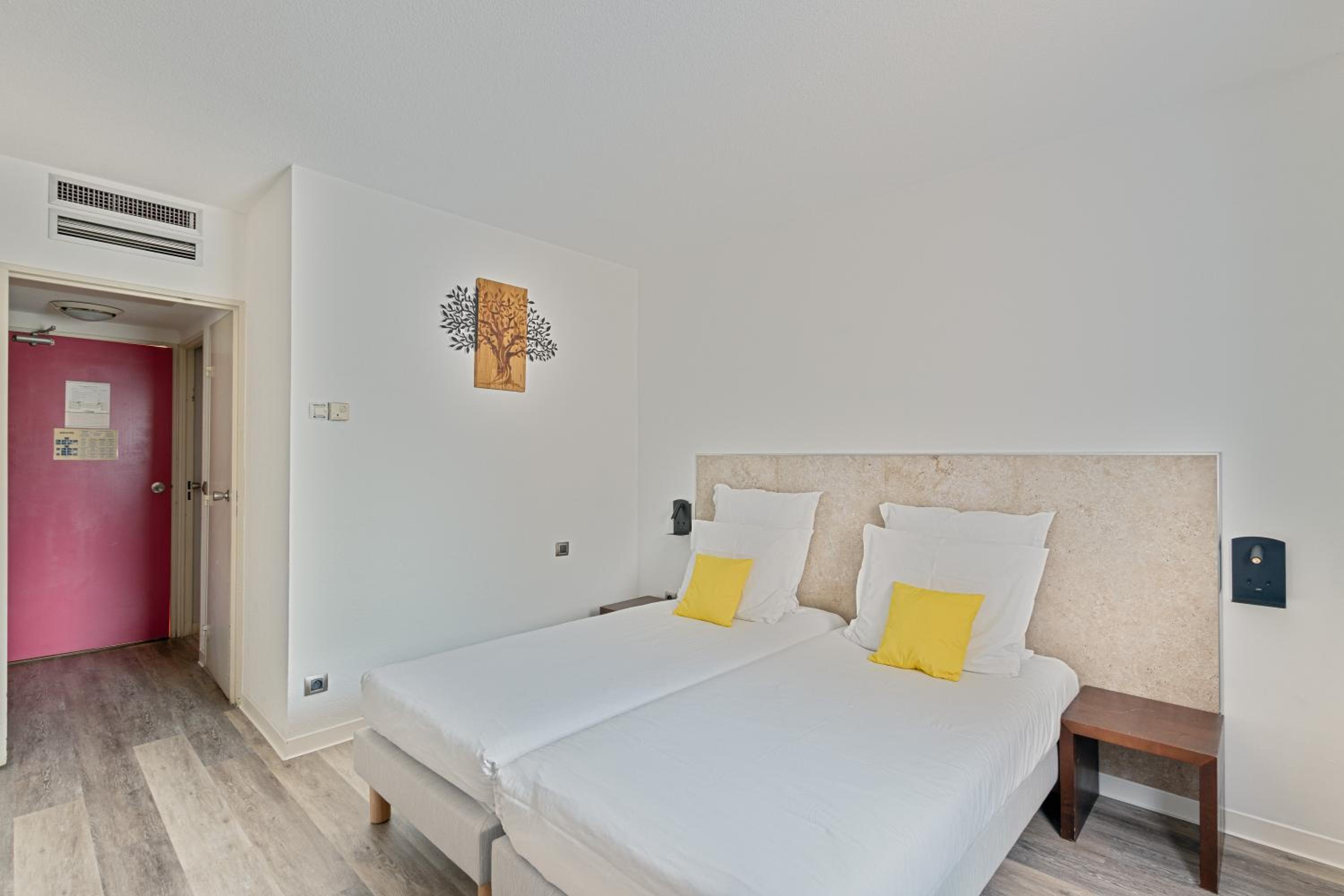 Standard Twin Room - Photo 1