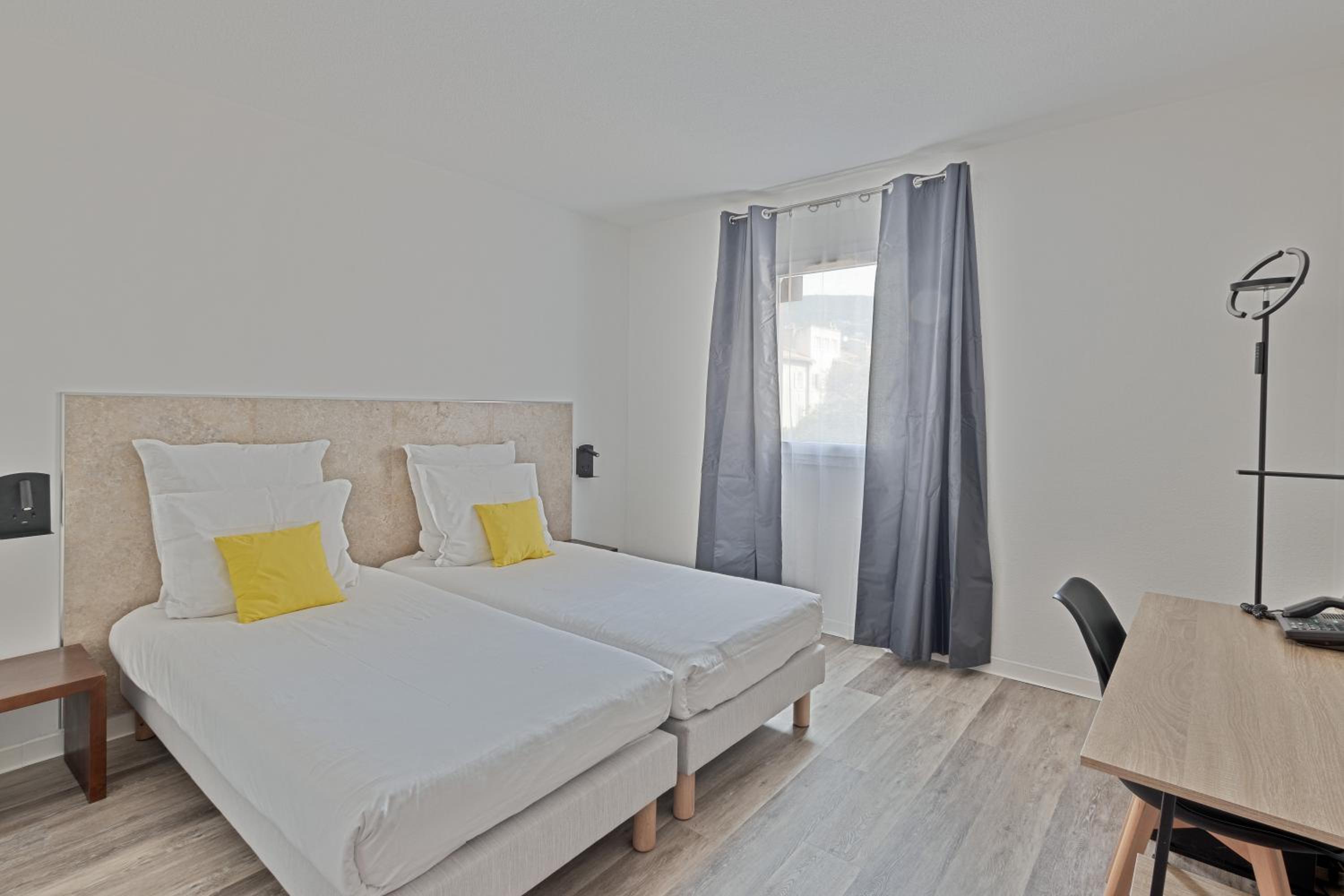 Standard Twin Room - Photo 5