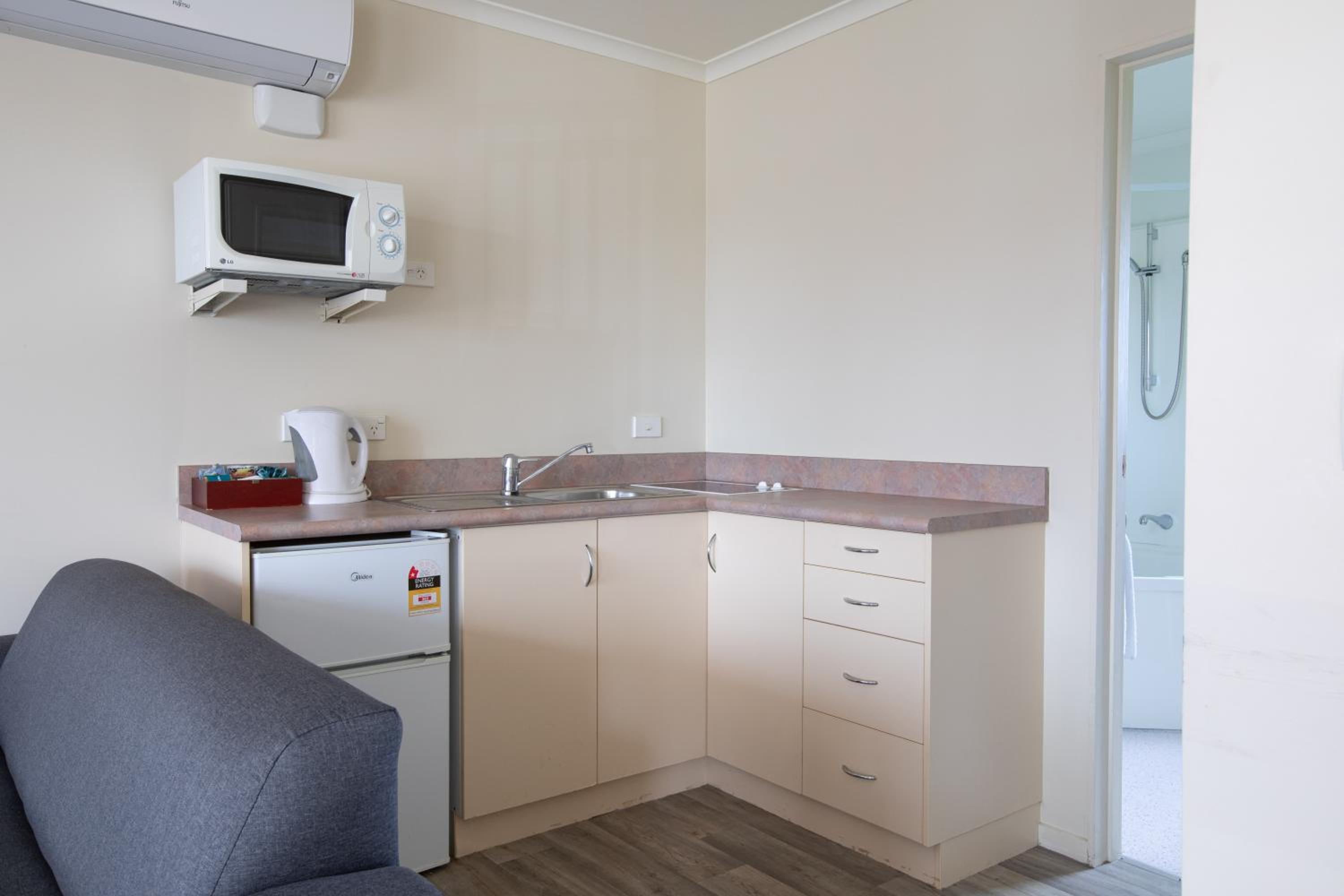 Deluxe One-Bedroom Suite with Bathtub