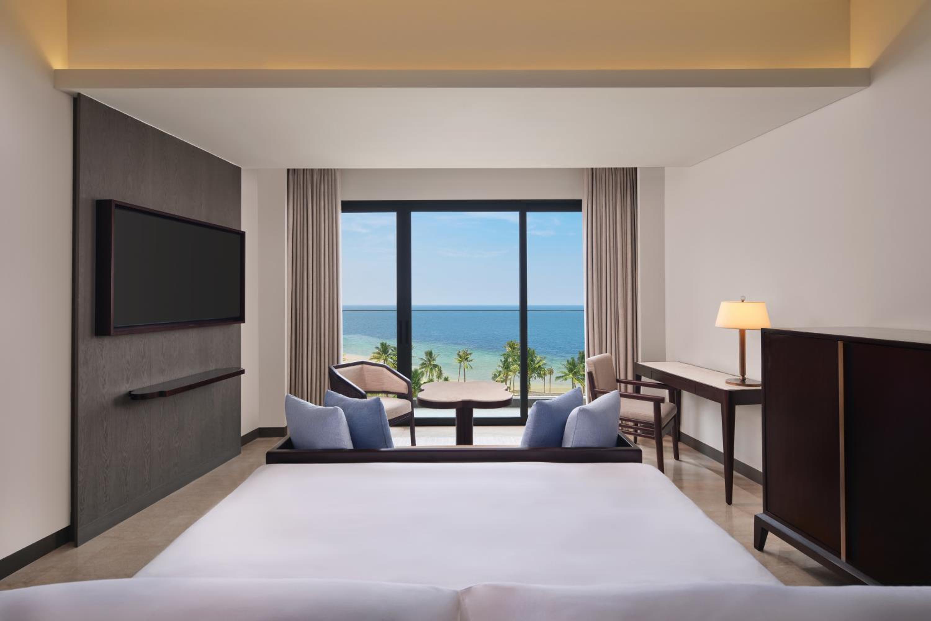Premium King Room with Tub and Ocean View  - Photo 7
