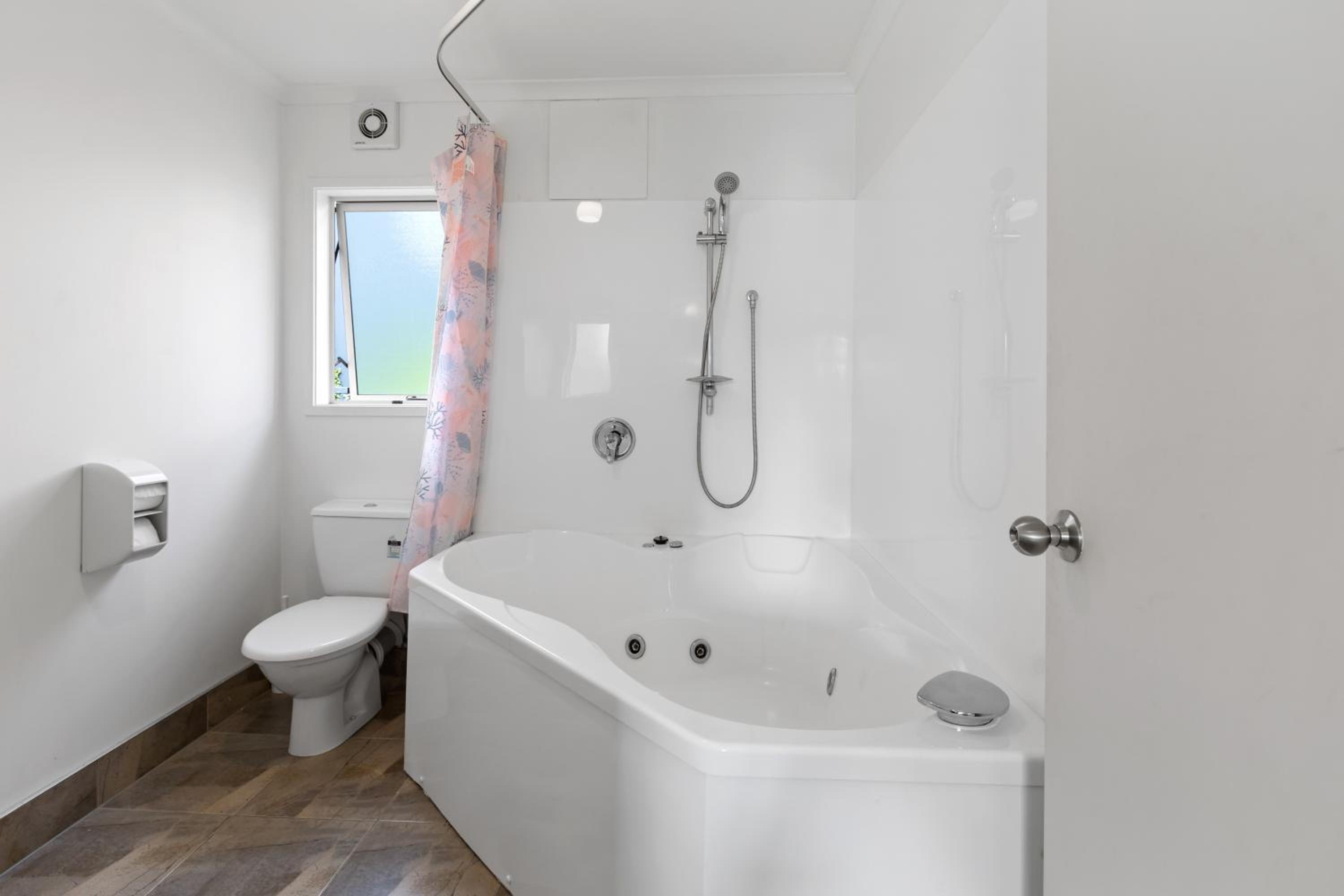 Superior One-Bedroom Suite thumbnail 6