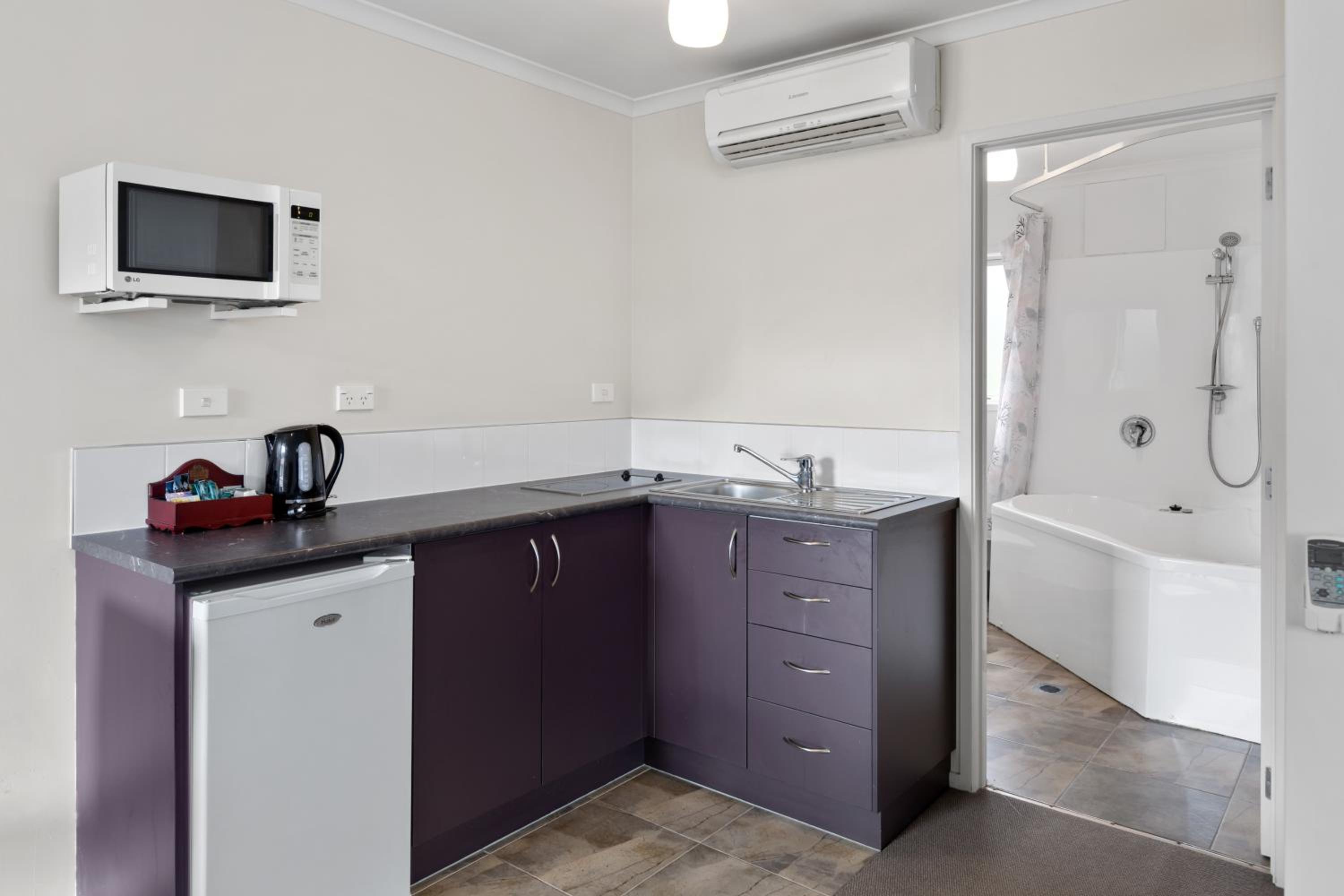 Superior One-Bedroom Suite thumbnail 5