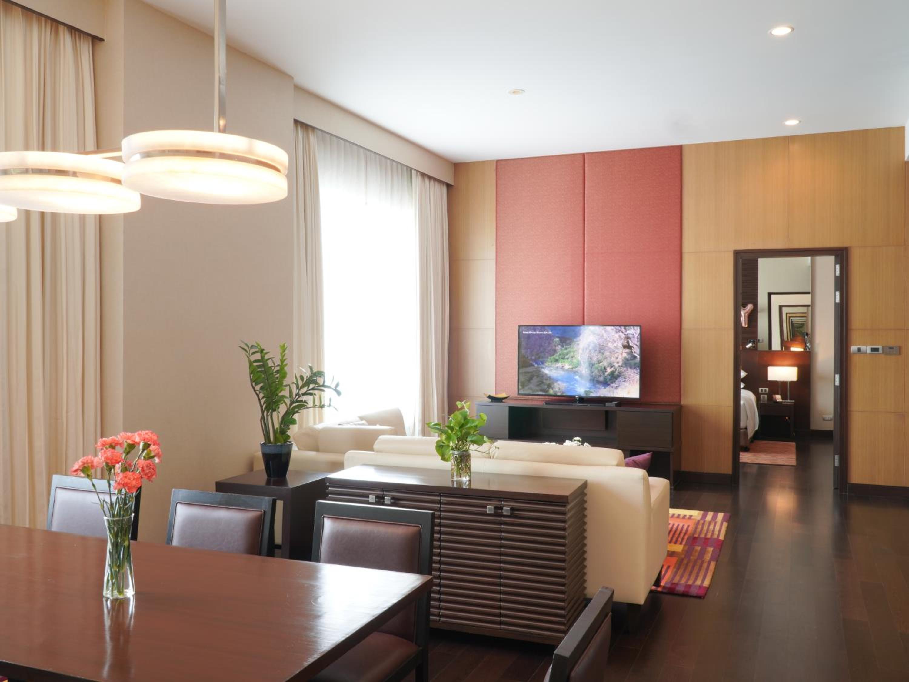 Three-Bedroom Apartment with City View, with Bathtub photo 2