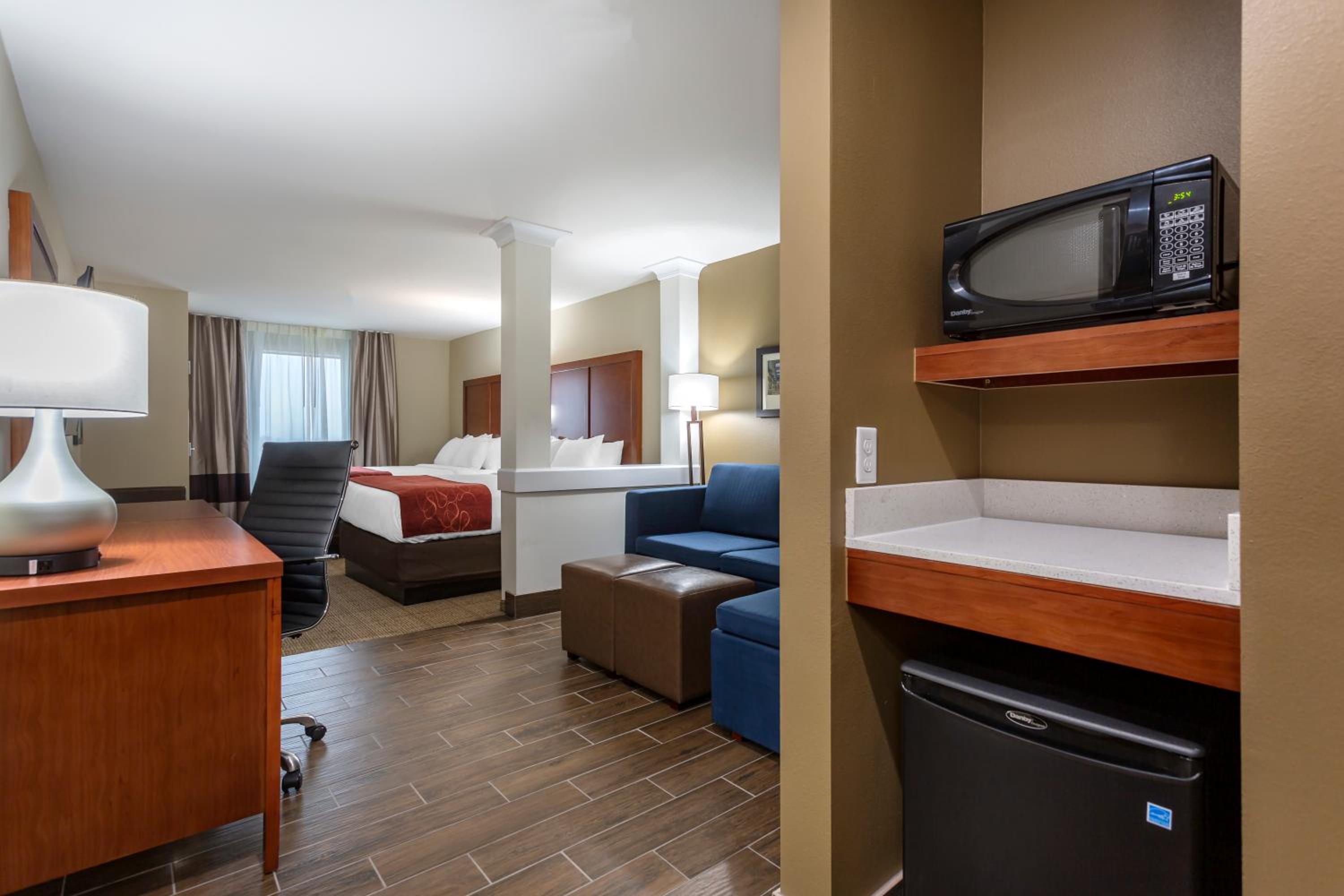 Queen Suite with Two Queen Beds and Sofa Bed - Disability Access photo 2